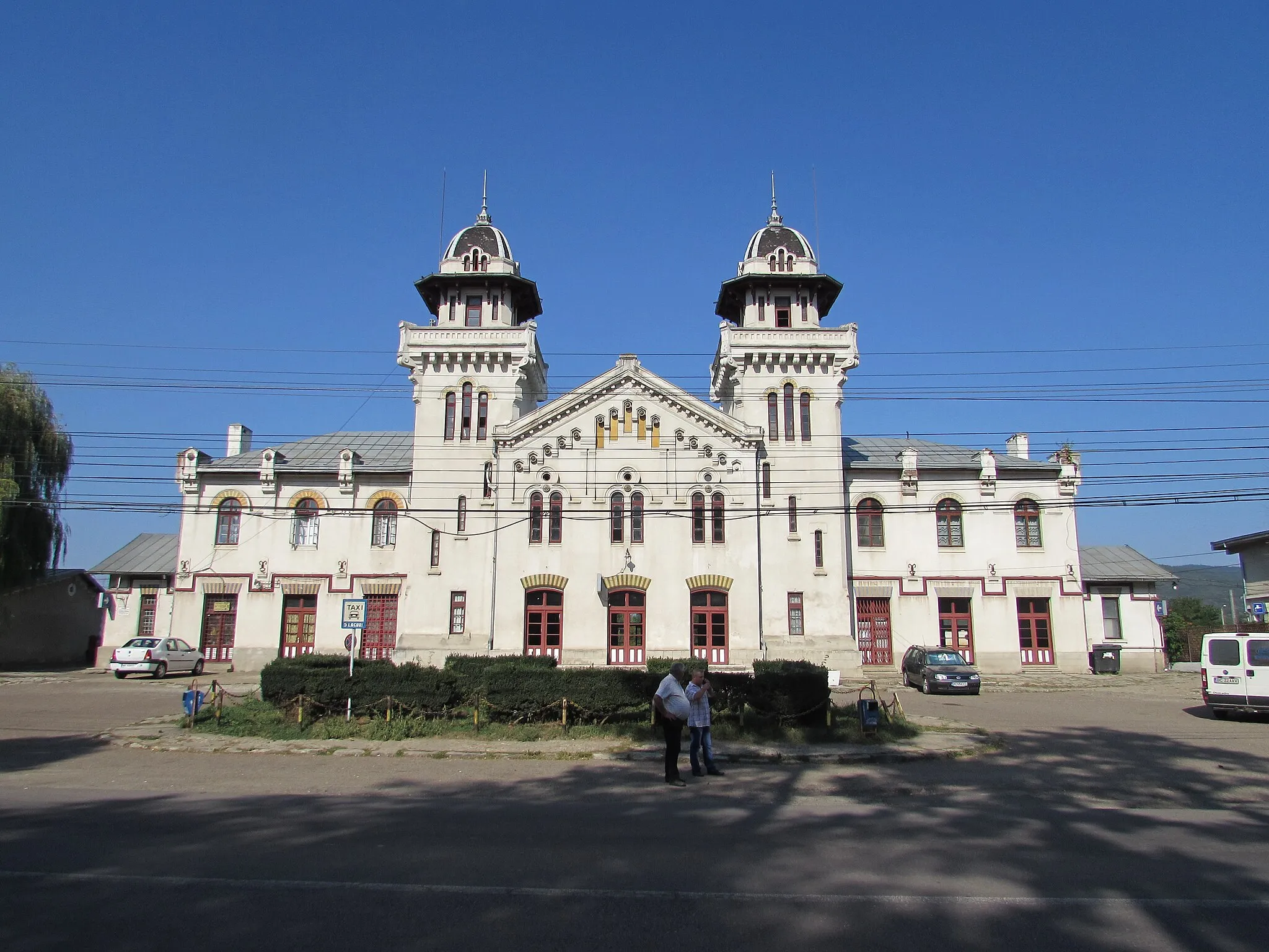 Photo showing: Comănești railway station, built in 1892 by Elie Radu (1853-1931)

This is a photo of a historic monument in județul Bacău, classified with number BC-II-m-A-00815.