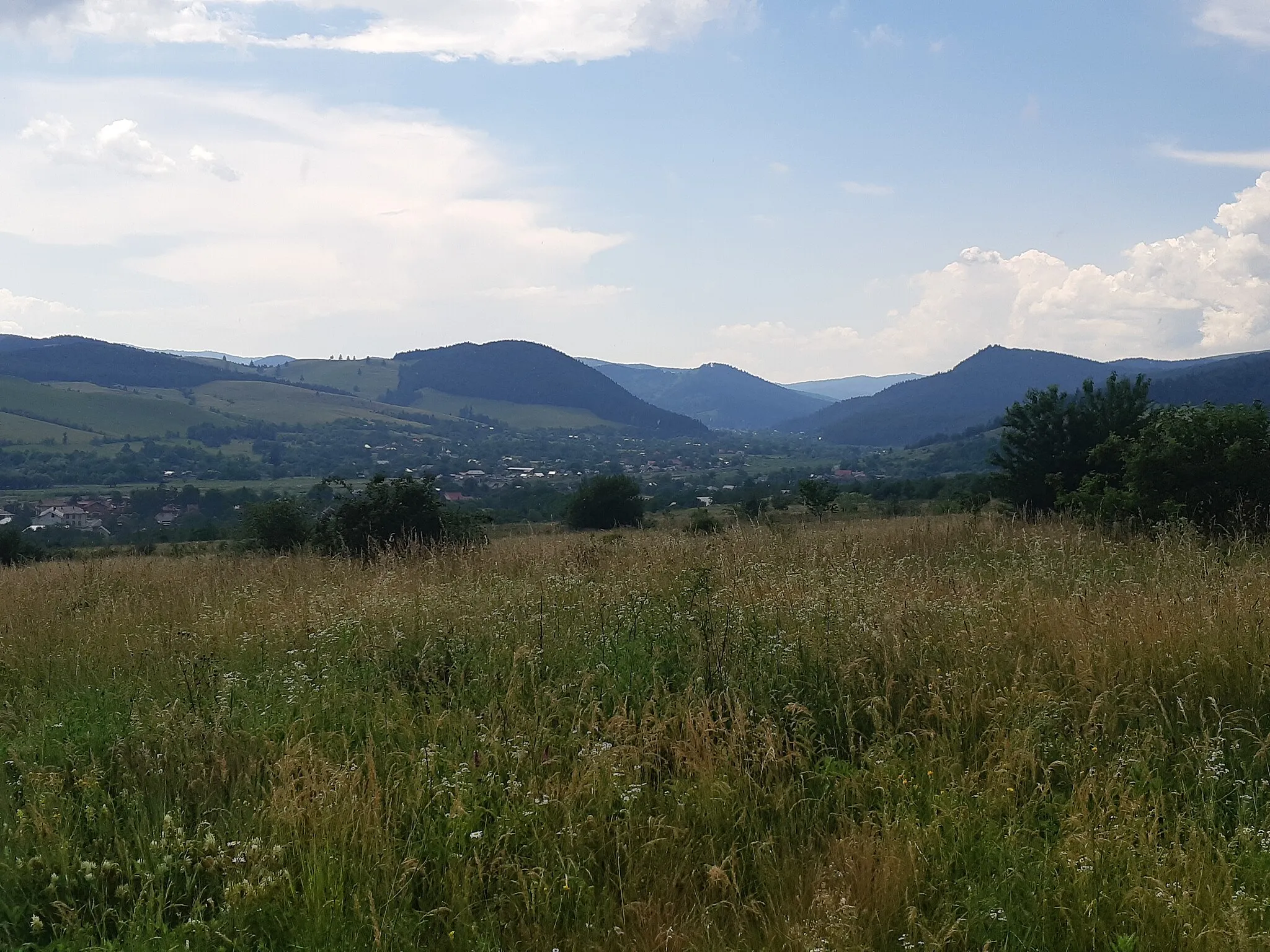 Photo showing: Perspectivă spre ieşirea vării Cracăului dintre Munţii Neamţului, dinspre est, de pe Dealul Ghindăului.