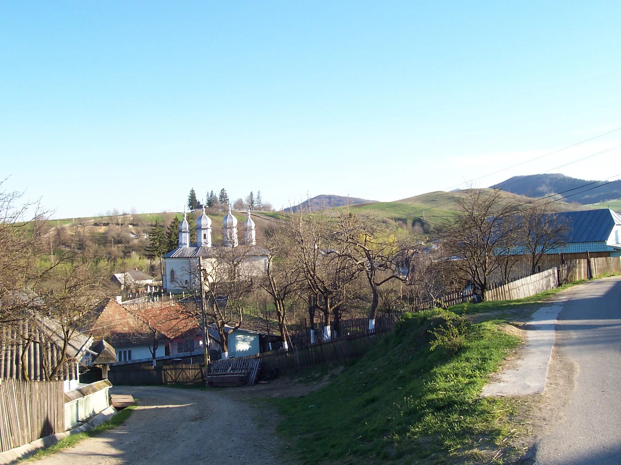 Photo showing: Biserica si dealul cimitirului in Valea Seaca