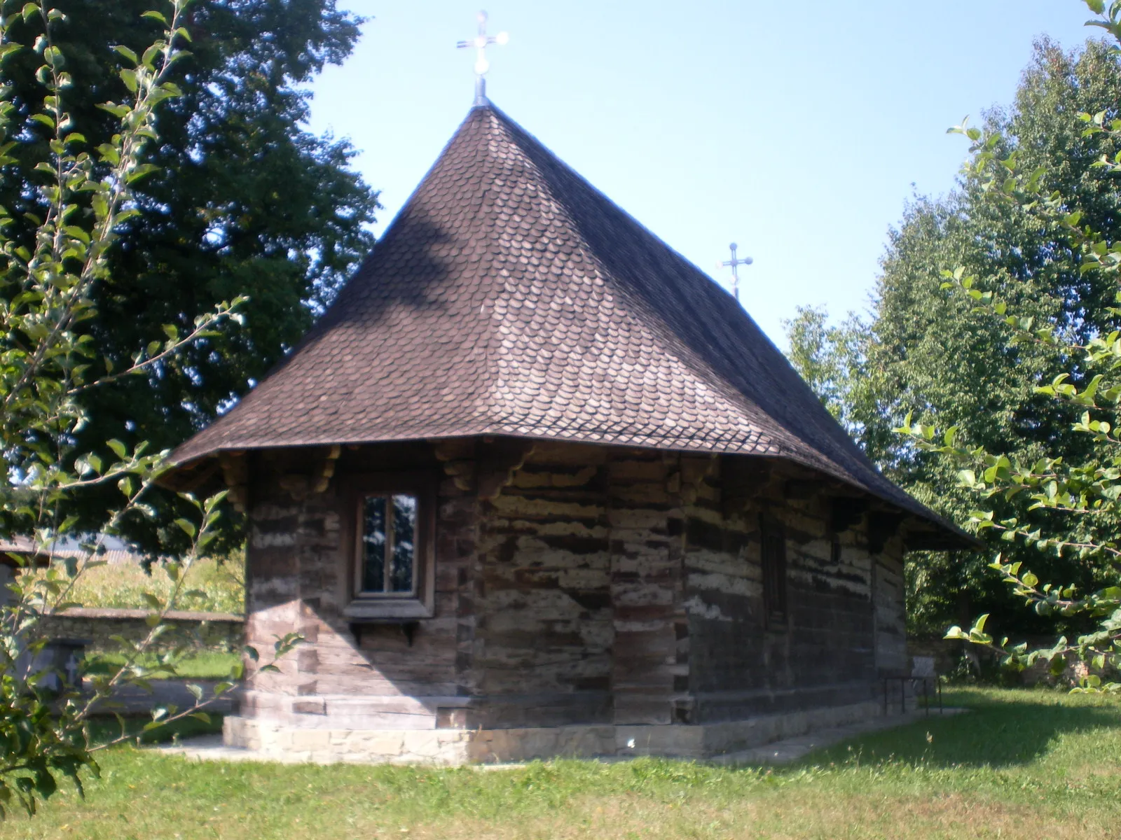 Photo showing: Biserica de lemn "Sf. Dumitru” sat ADÂNCATA;  sec. XVIII, jud. Suceava