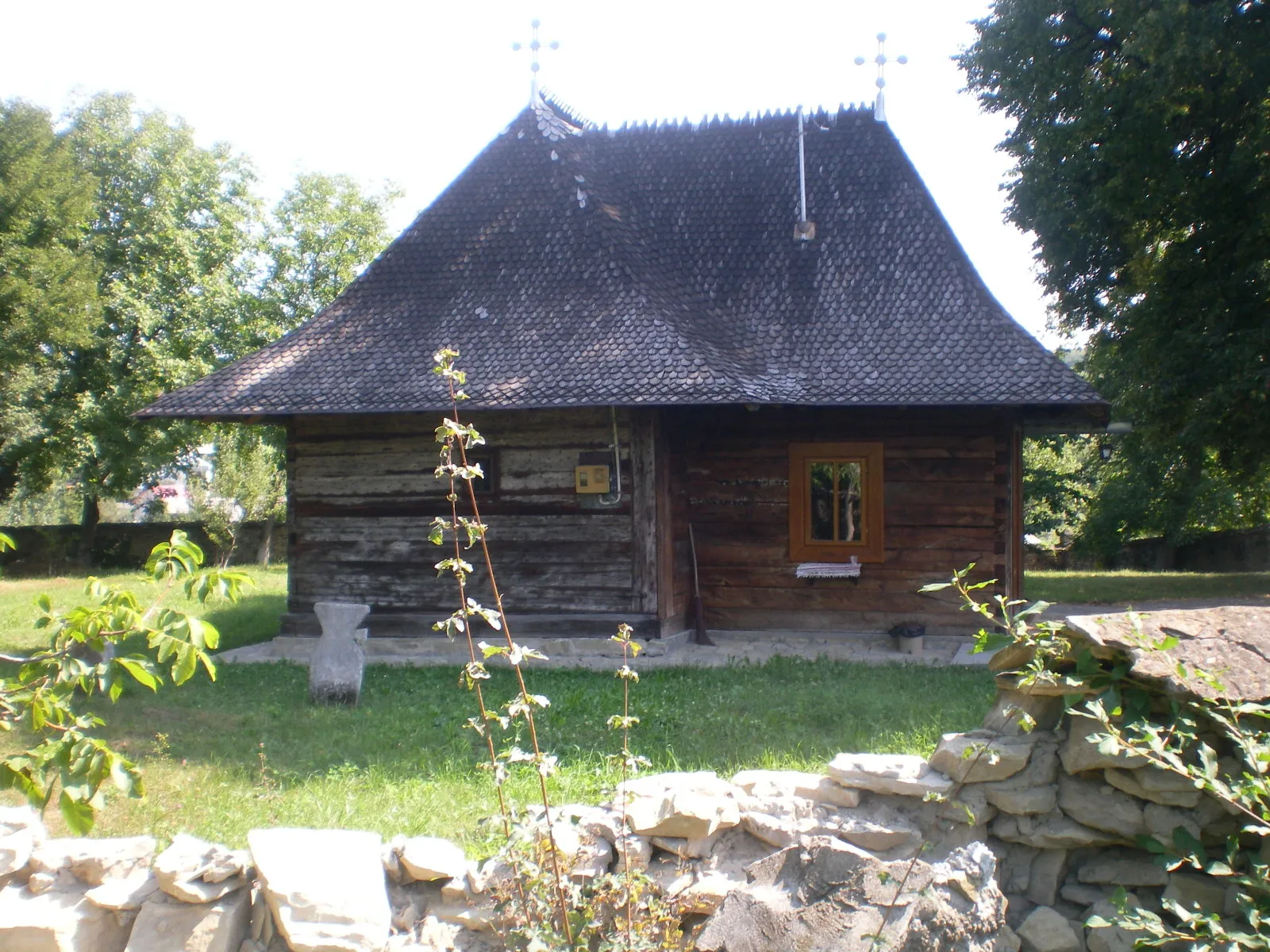 Photo showing: Biserica de lemn "Sf. Dumitru” sat ADÂNCATA;  sec. XVIII, jud. Suceava