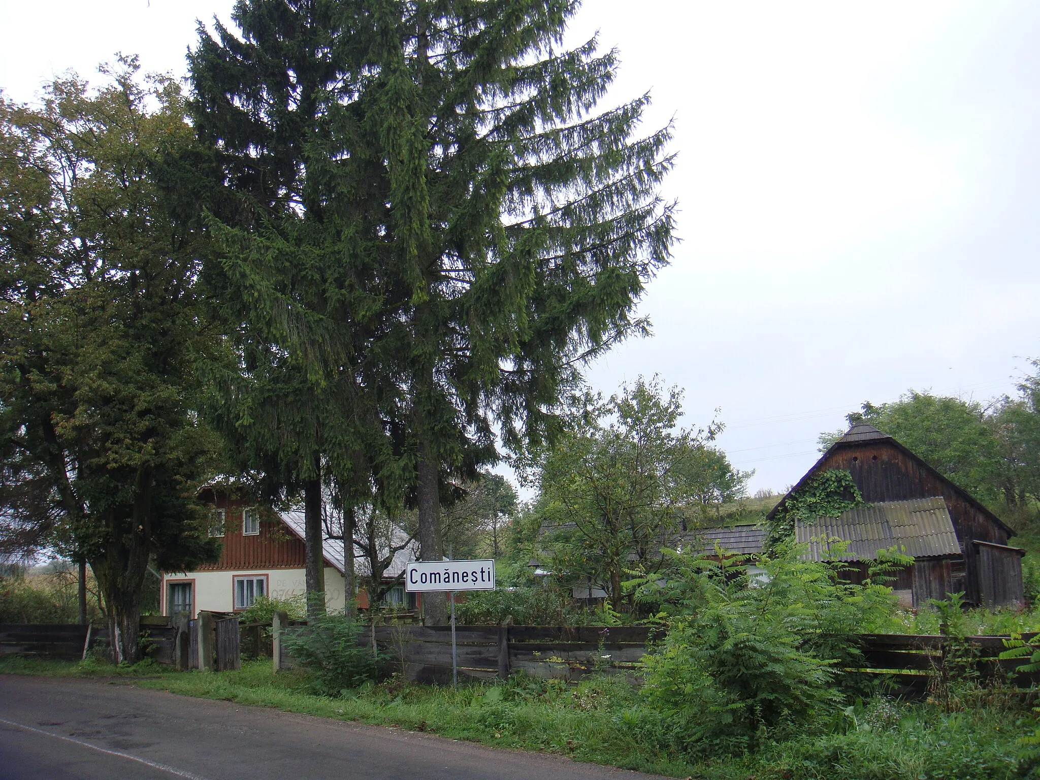 Photo showing: Old house at edge of Comanesti village - 2