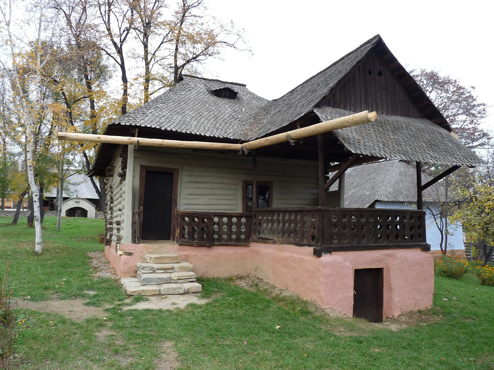 Photo showing: 19th century household from Năruja, Vrancea County, Romania, exhibited at the Village Museum in Bucharest. Front.