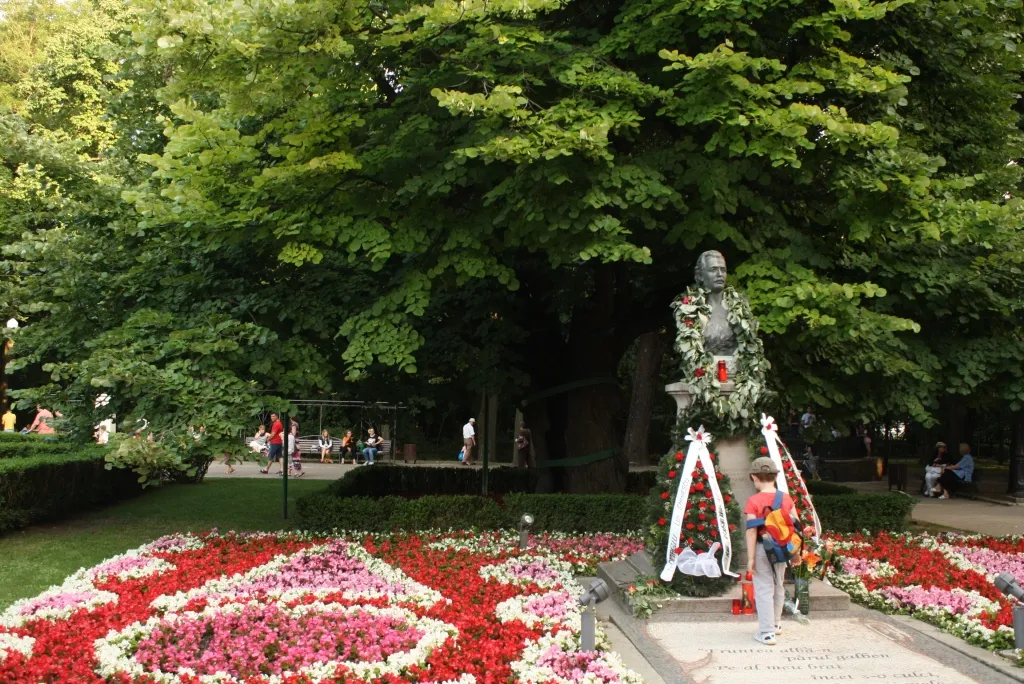 Photo showing: Eminescu's Linden Tree (June 2014)