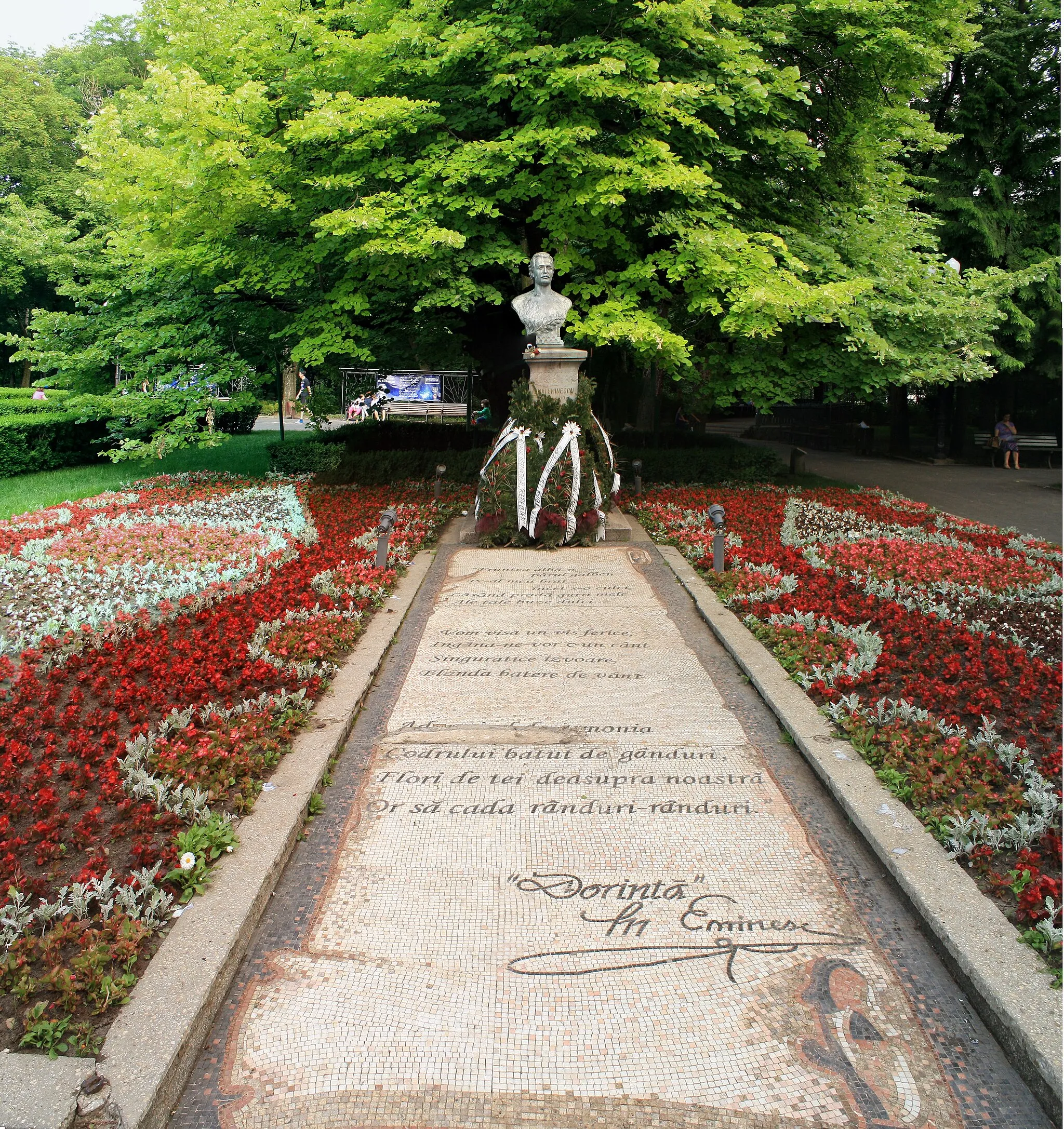 Photo showing: Parcul Copou (Bustul şi Teiul lui Eminescu privite dinspre mozaic)