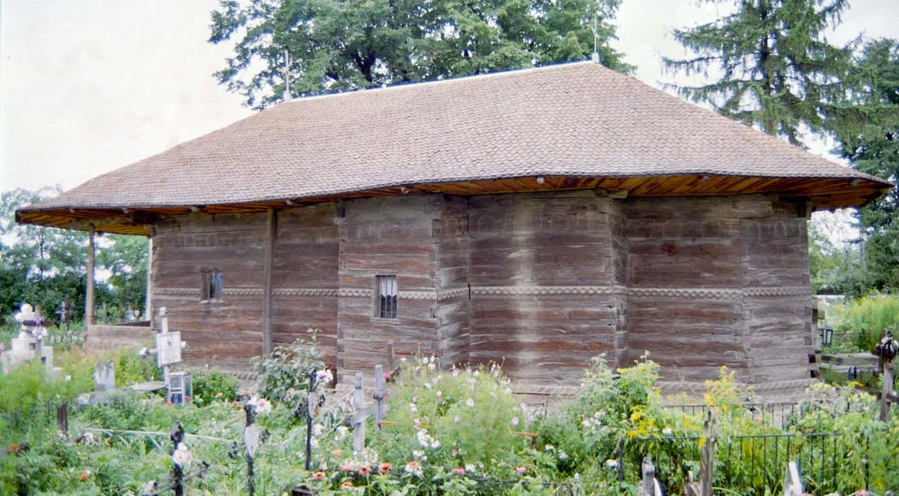 Photo showing: Miroslovești, Iași: biserica de lemn. Latura de sud.