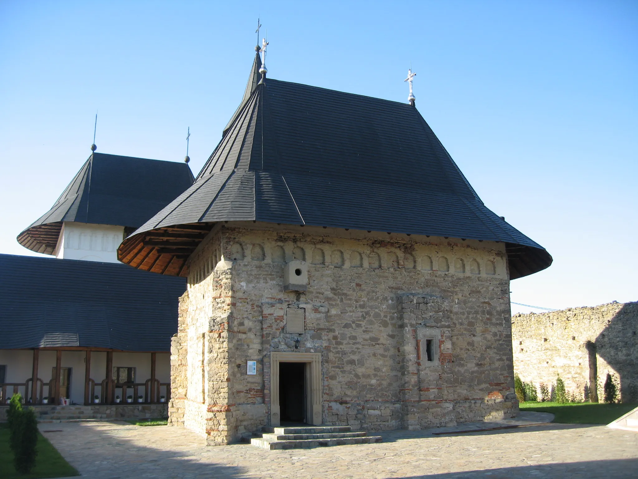 Photo showing: Curtea interioară şi biserica mănăstirii Hadâmbu