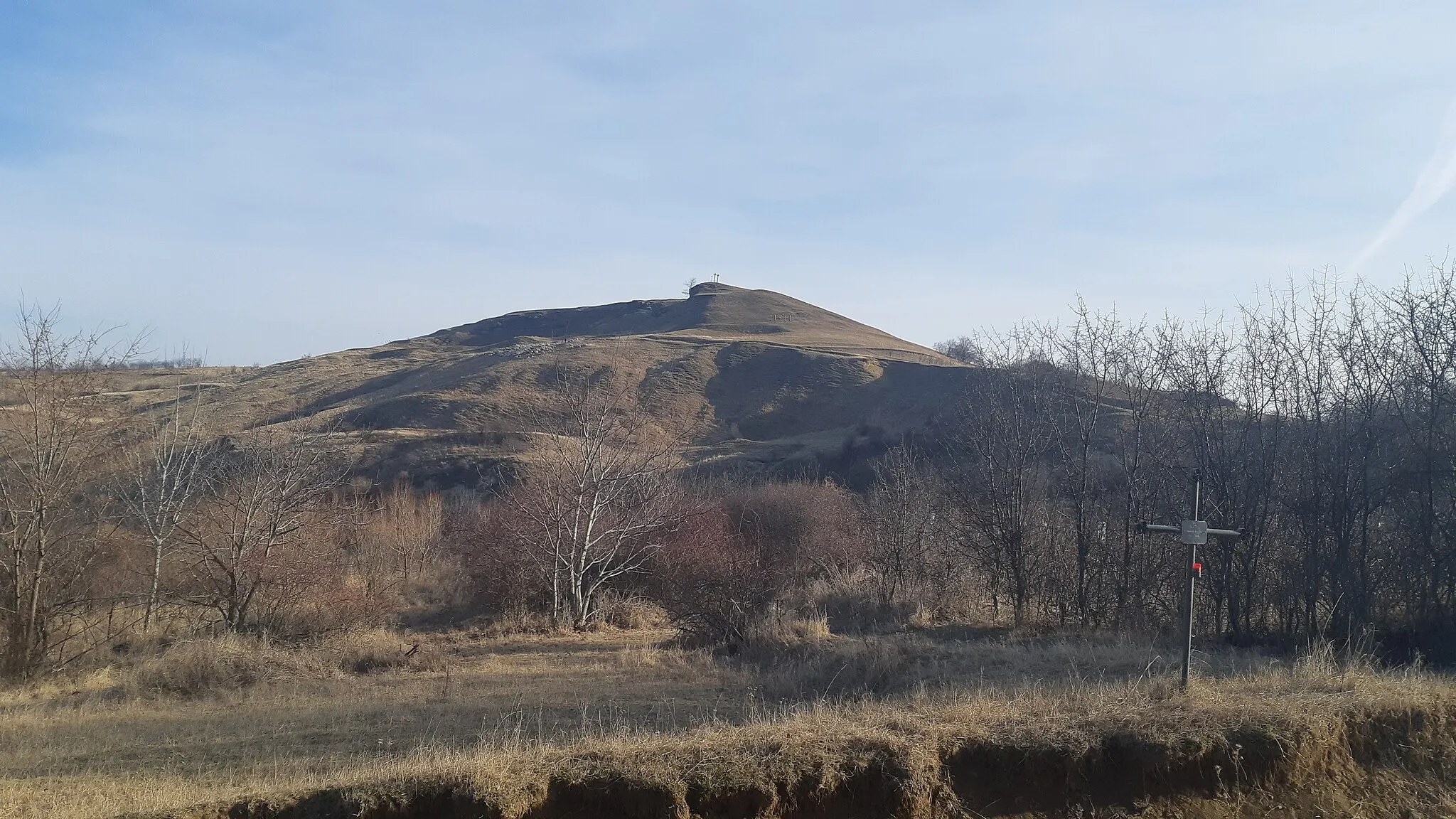 Photo showing: Dealul Pătul dintre Somușca și Cleja, Bacău; în vârf sunt expuse cineritele.