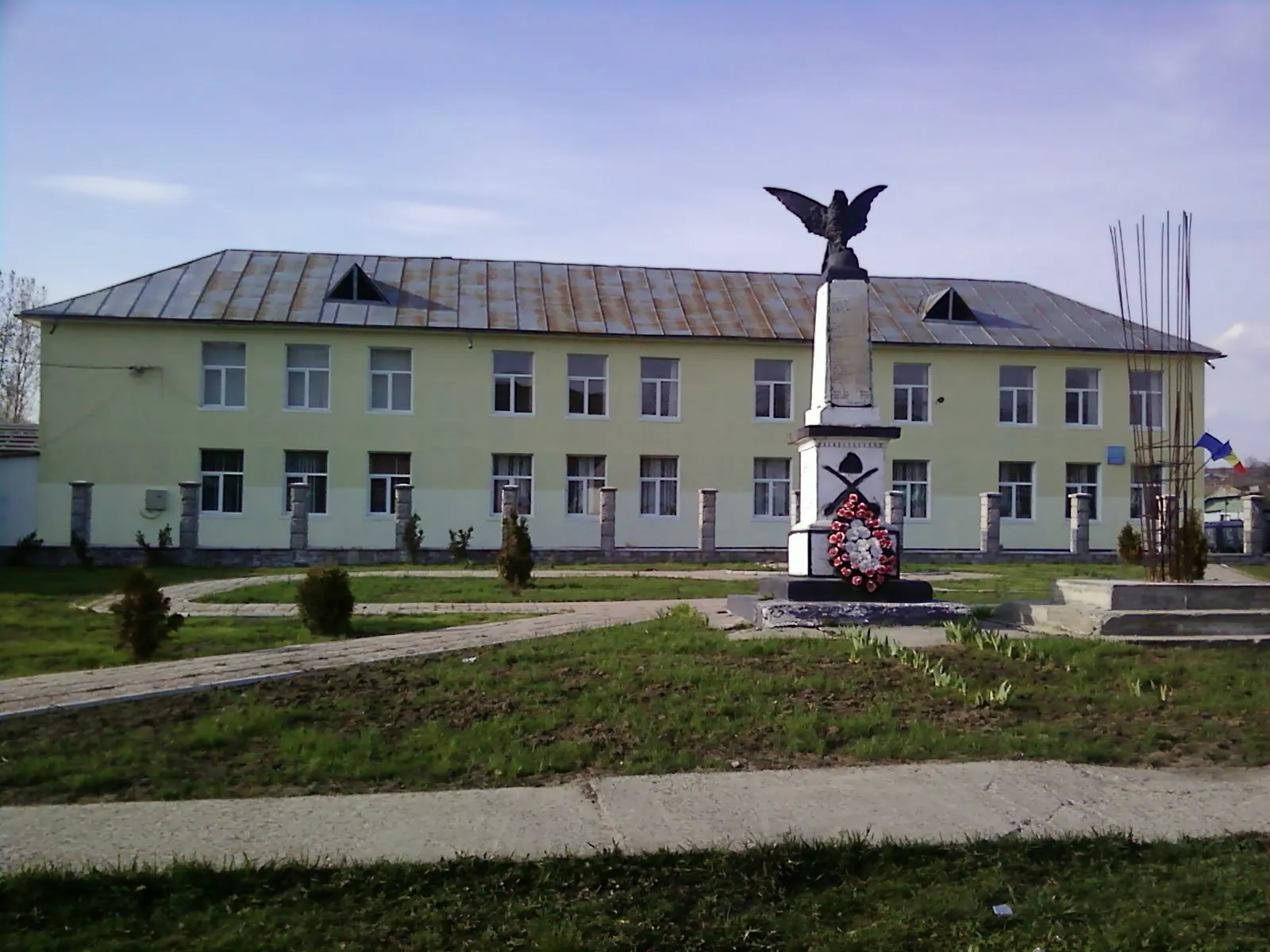 Photo showing: la escuela y el monumento de gâdinţi