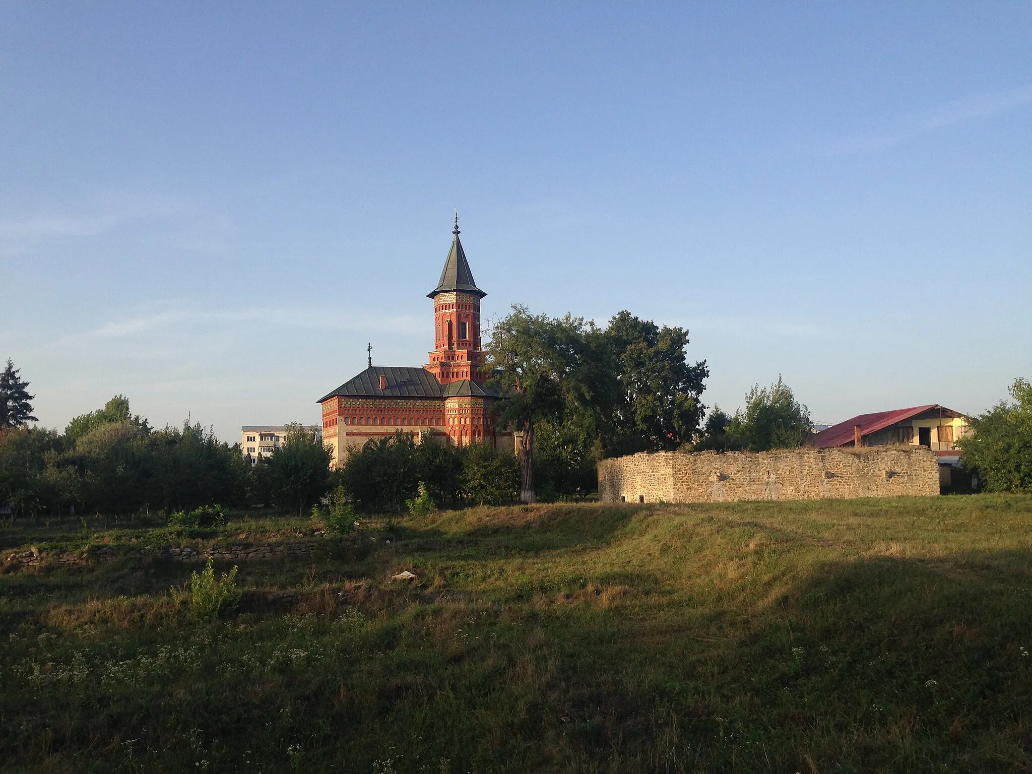 Photo showing: În spatele bisericii a existat o curte domnească unde poposea Ștefan cel Mare.