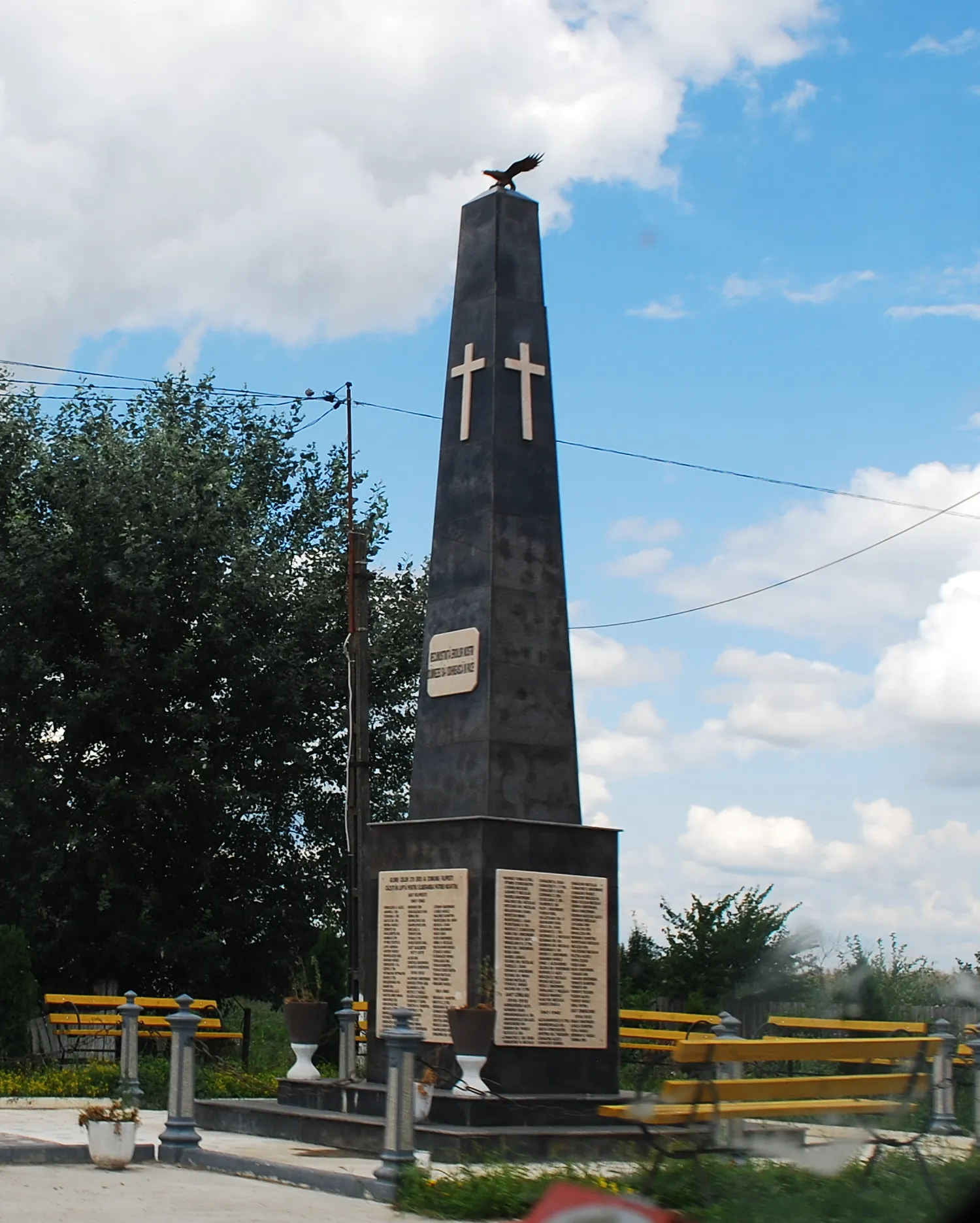 Photo showing: Monument in the center of Filipeşti, Bacău County, Romania
