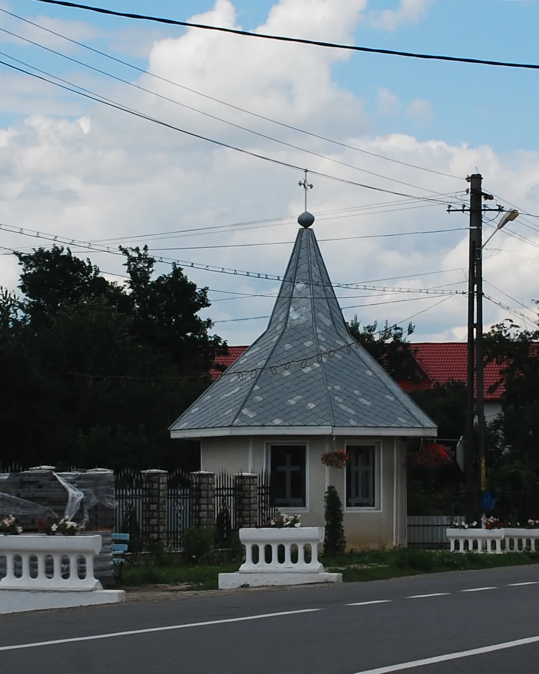 Photo showing: The gate of the church in Filipeşti, Bacău County, Romania