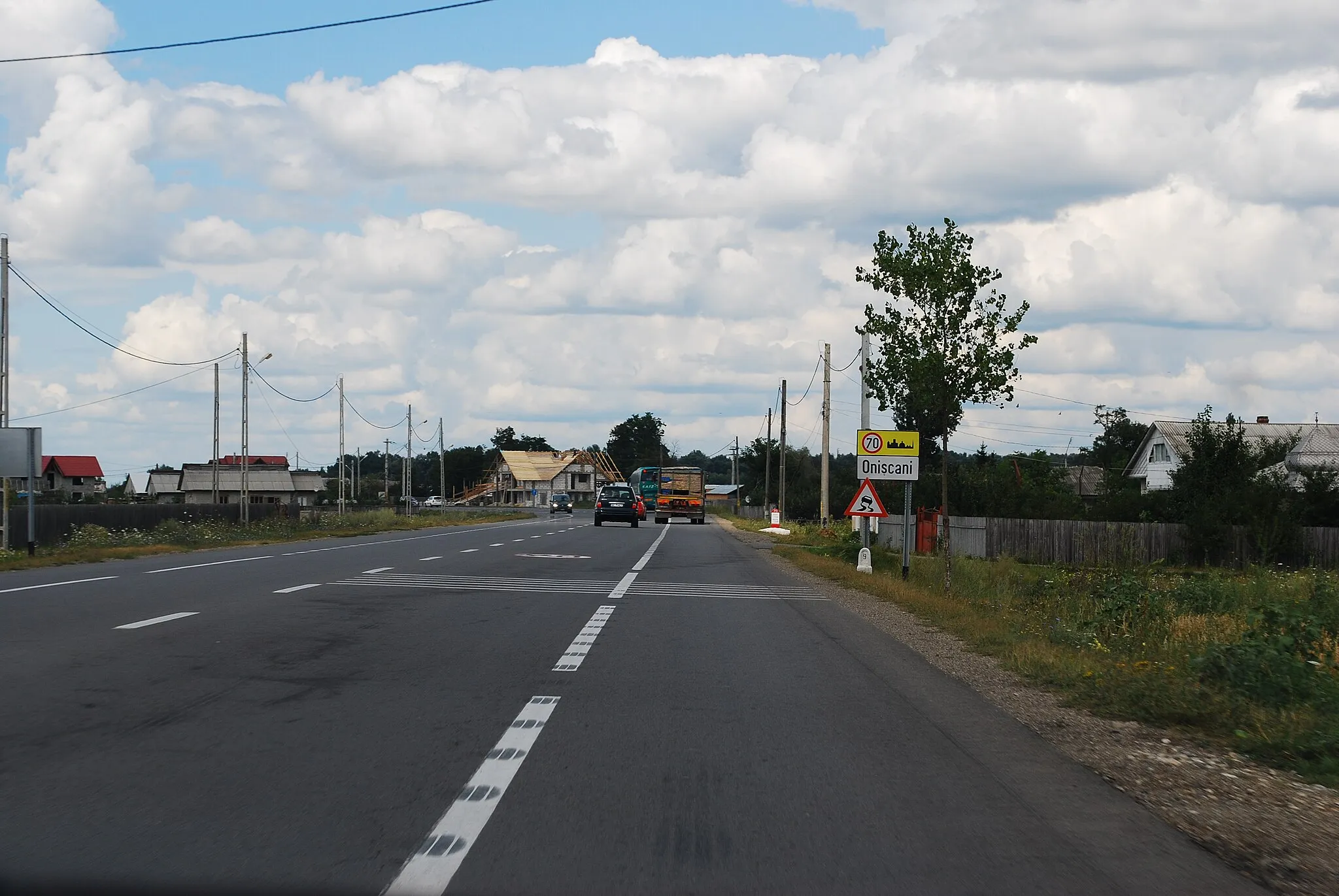 Photo showing: DN2 in Romania, entering the village of Onişcani, Bacău County, Romania