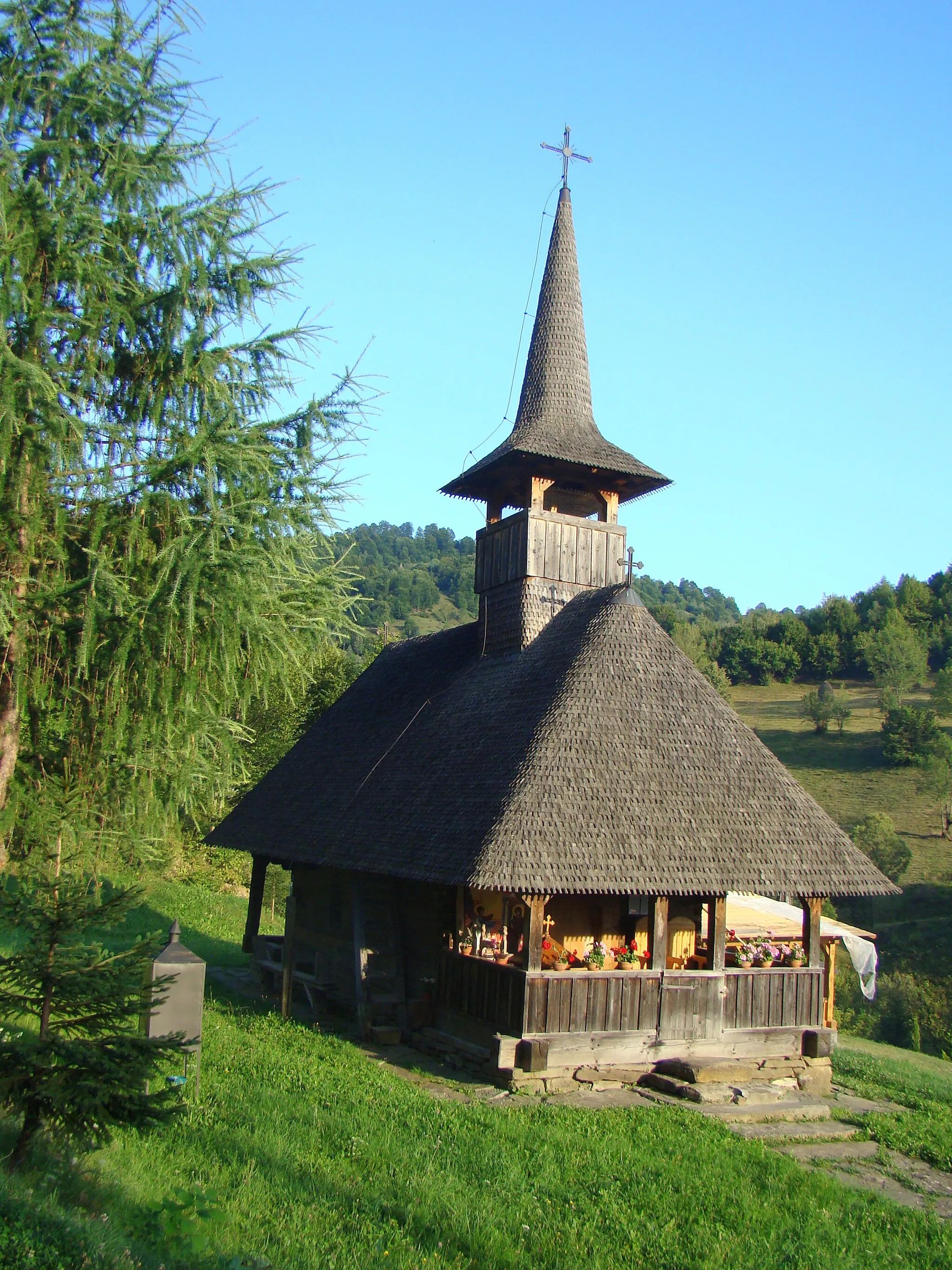 Photo showing: Wooden church in Cormaia monastery, Bistrița-Năsăud county, Romania