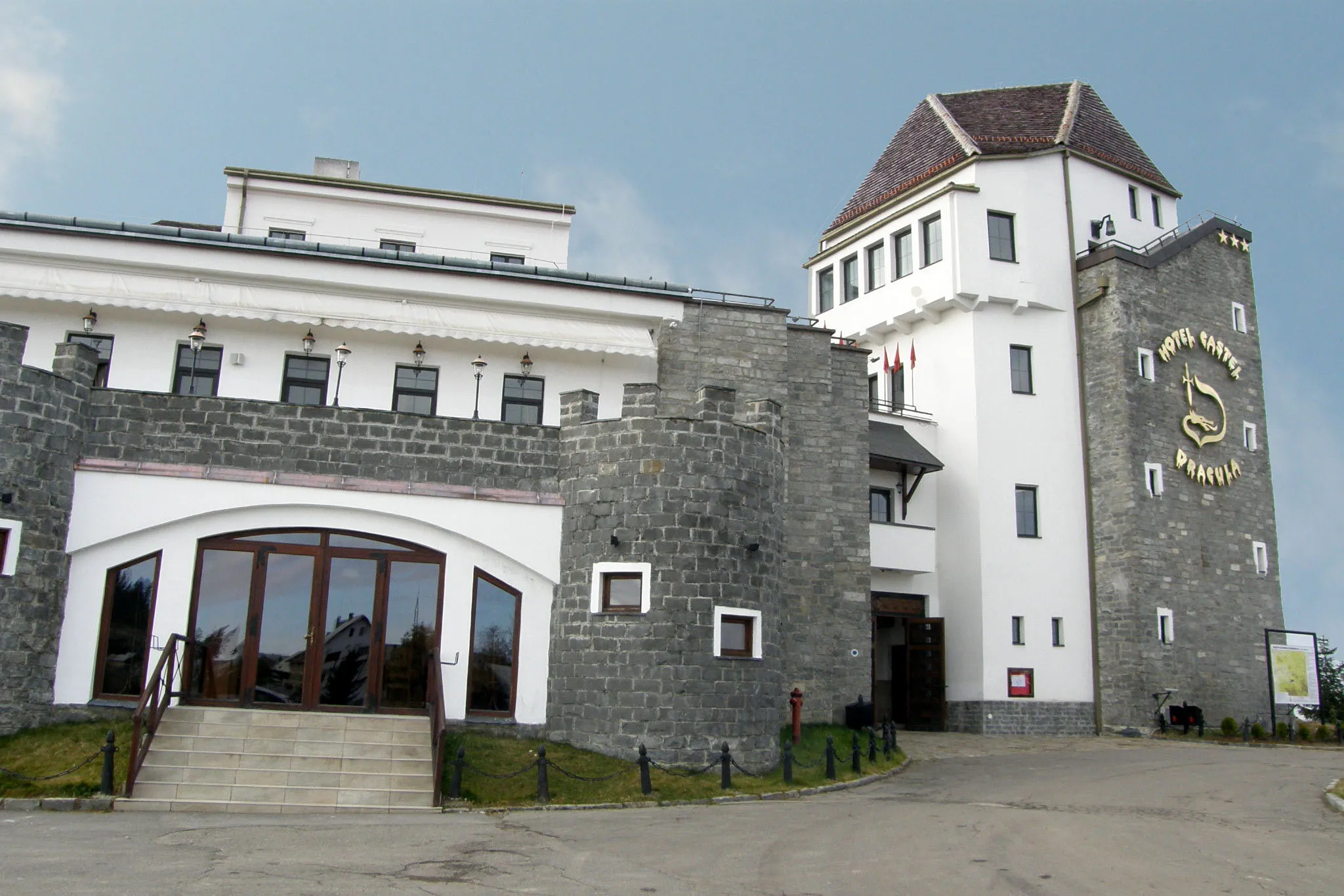 Photo showing: Hotel Dracula, Pasul Tihuta, Romania