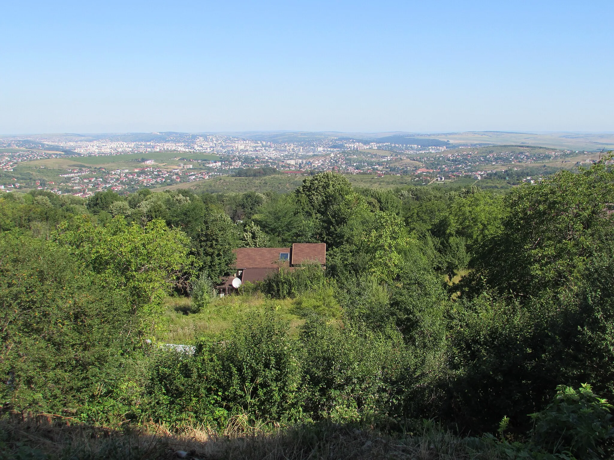 Photo showing: Orașul Iași văzut de la Mănăstirea Piatra Sfântă