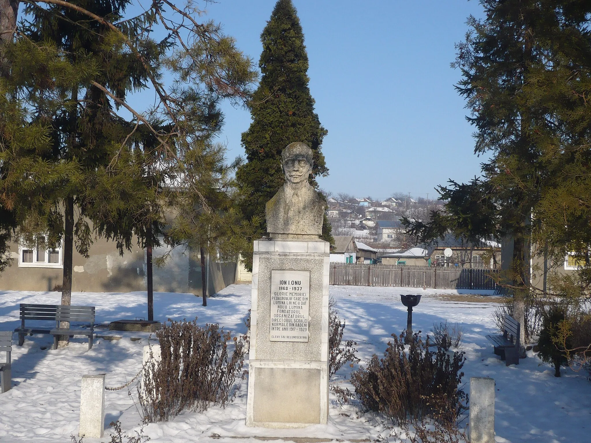 Photo showing: Bustul intemeietorului Scolii de dascali din Badeni, Ion Onu