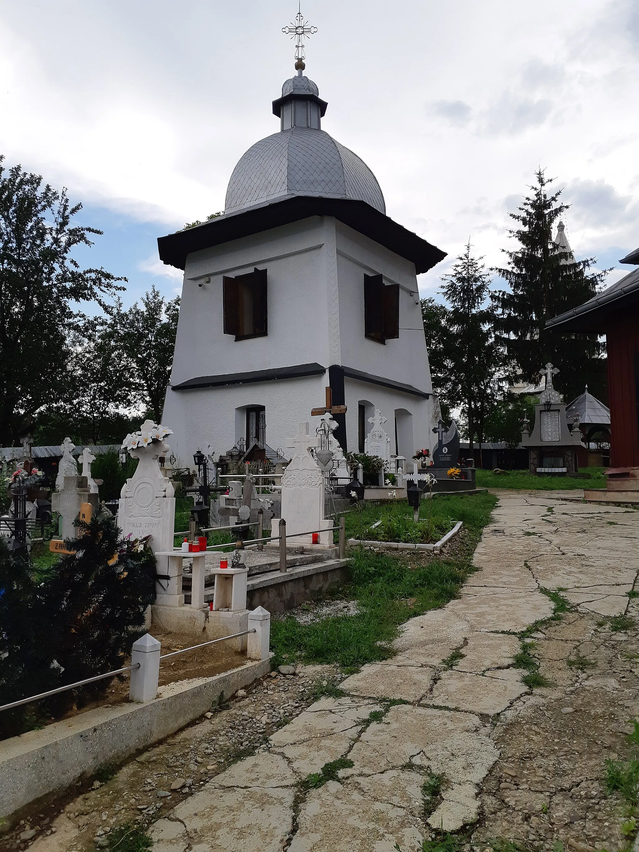 Photo showing: Clopotniţa bisericii vechi Sfântul Nicolae din Ghindăoani.