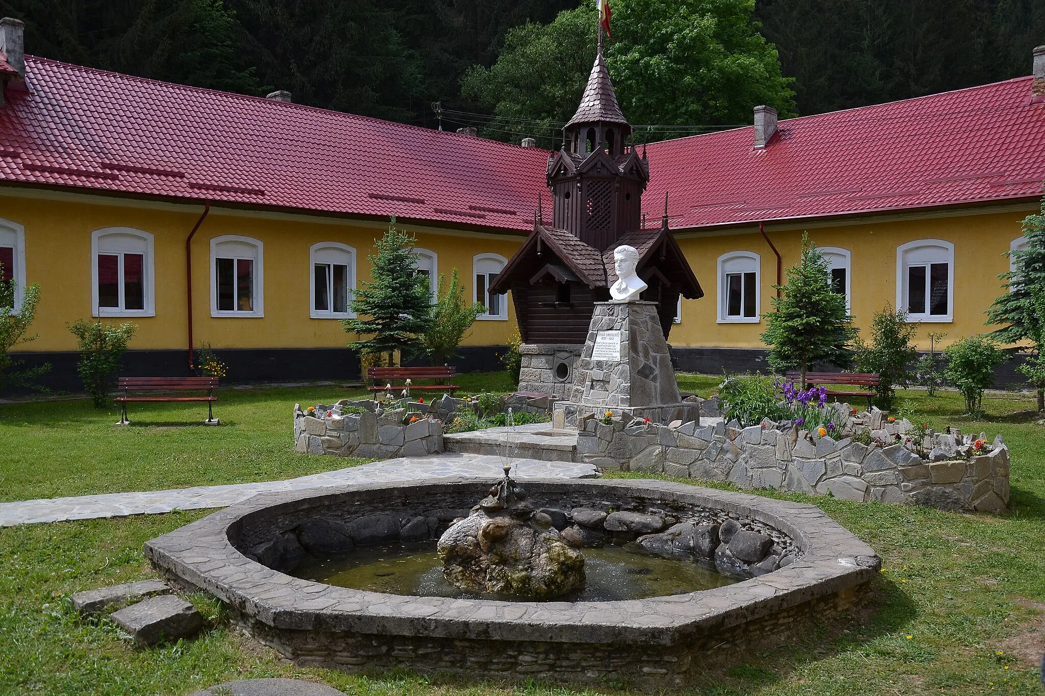 Photo showing: Bustul scriitorului Mihail Sadoveanu din curtea liceului