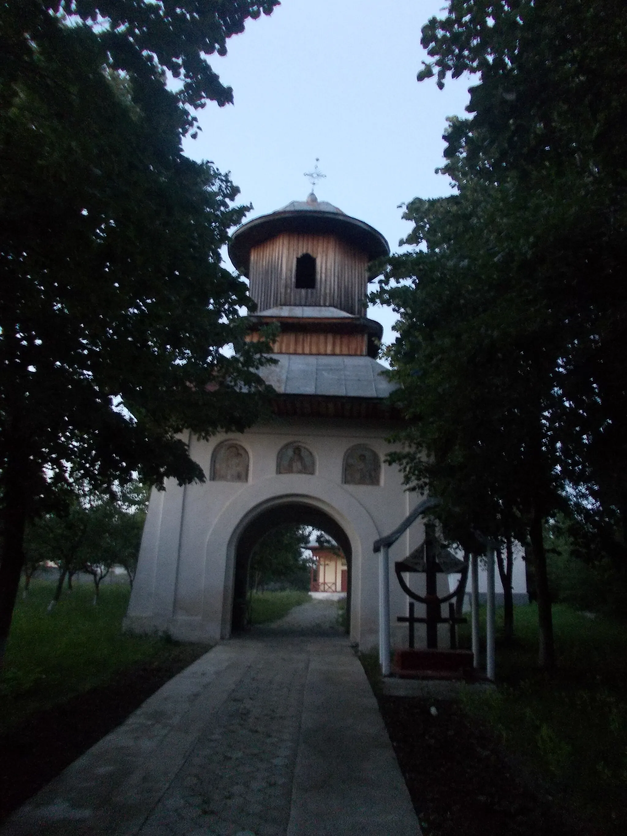 Photo showing: el torre con campanar de la iglesia de madera de Cuci, Neamţ, Rumania