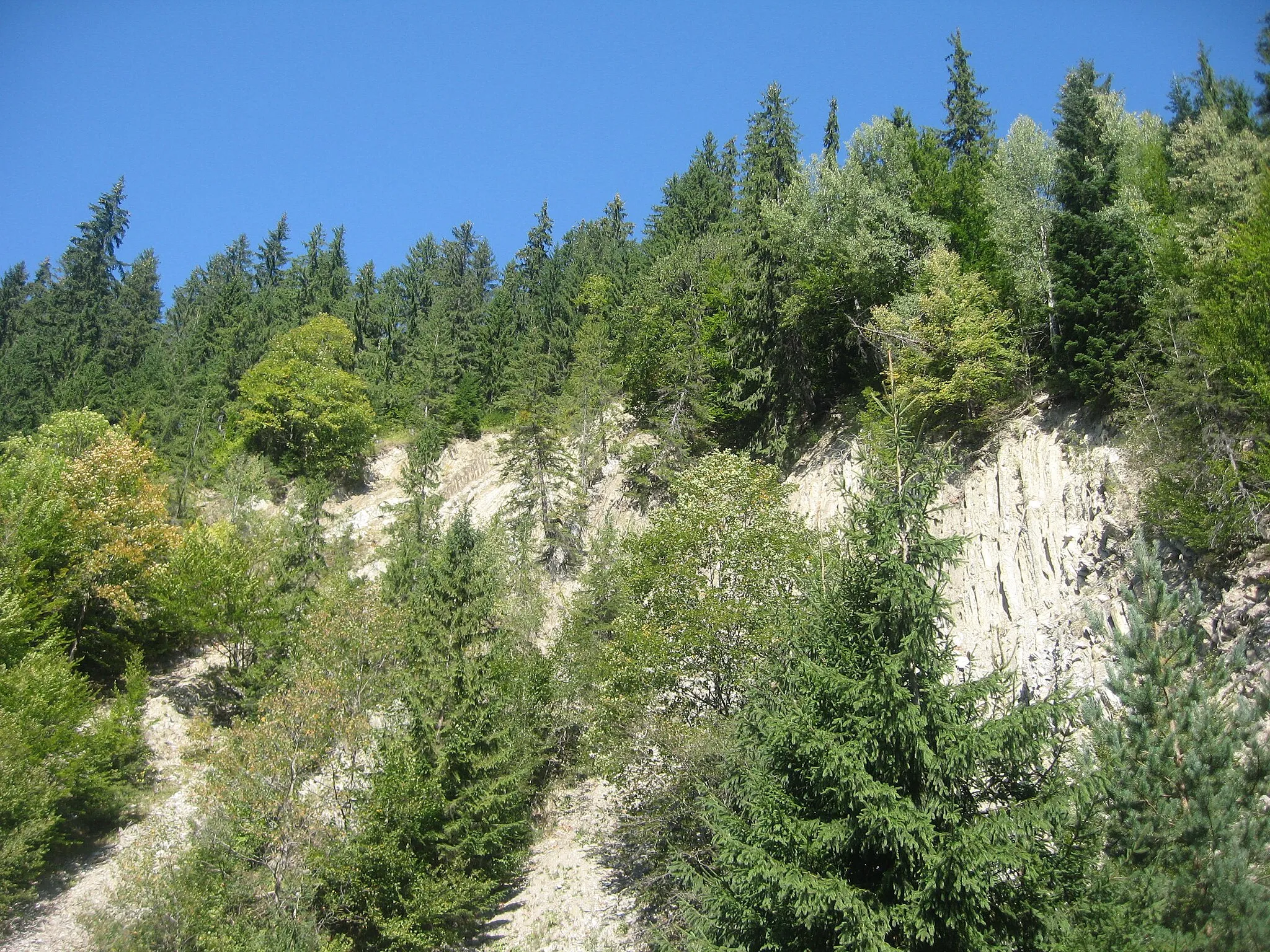 Photo showing: Ursoaica Mountain between Pluton and Dolheşti, Neamţ County, Romania