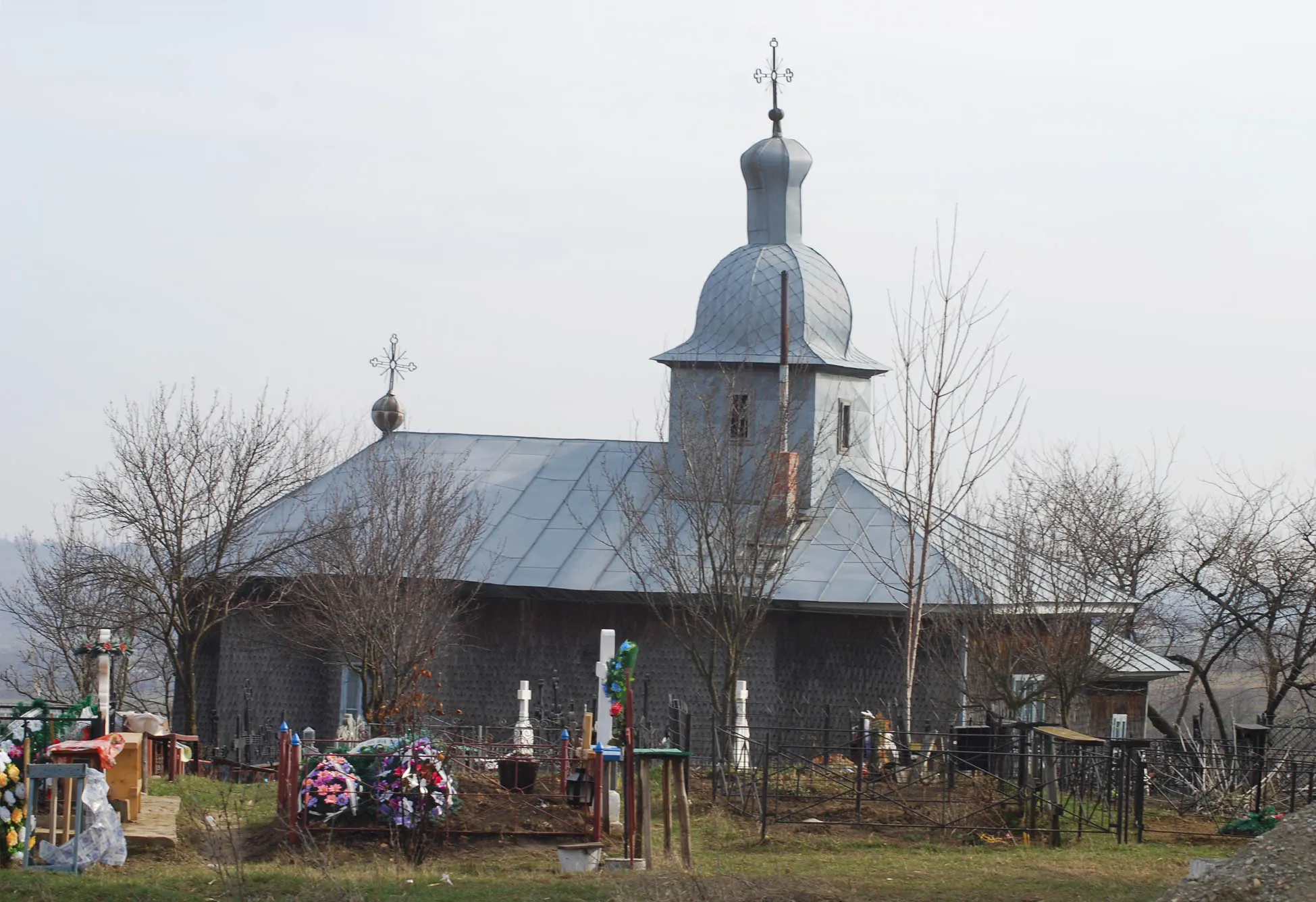 Photo showing: Biserica Sfinţii Voievozi din Rediu, Neamţ. Vedere de pe latura nordică.