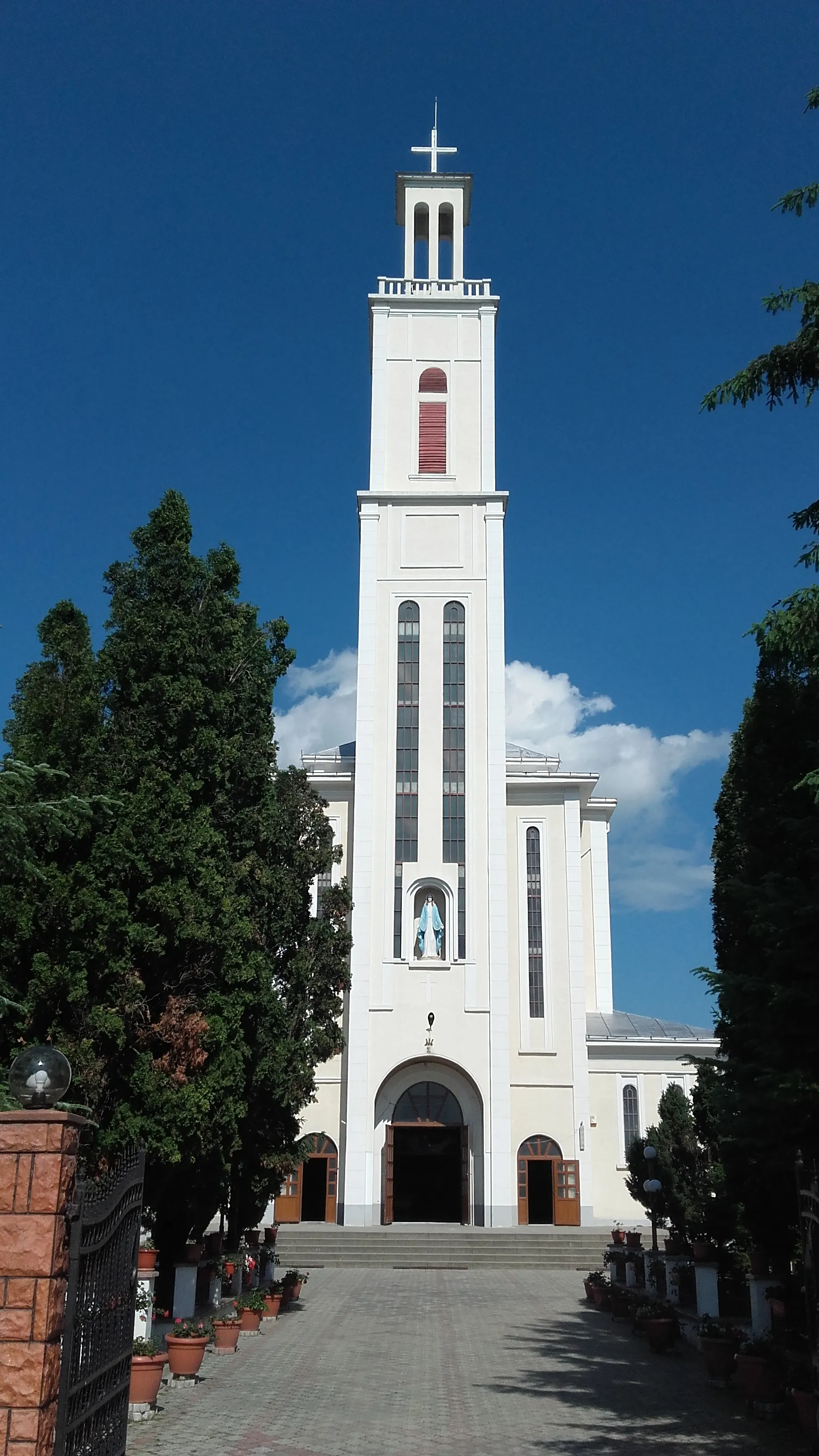 Photo showing: Biserica cu hramul „Sfânta Fecioară Maria” din comuna Tămășeni, Neamț.