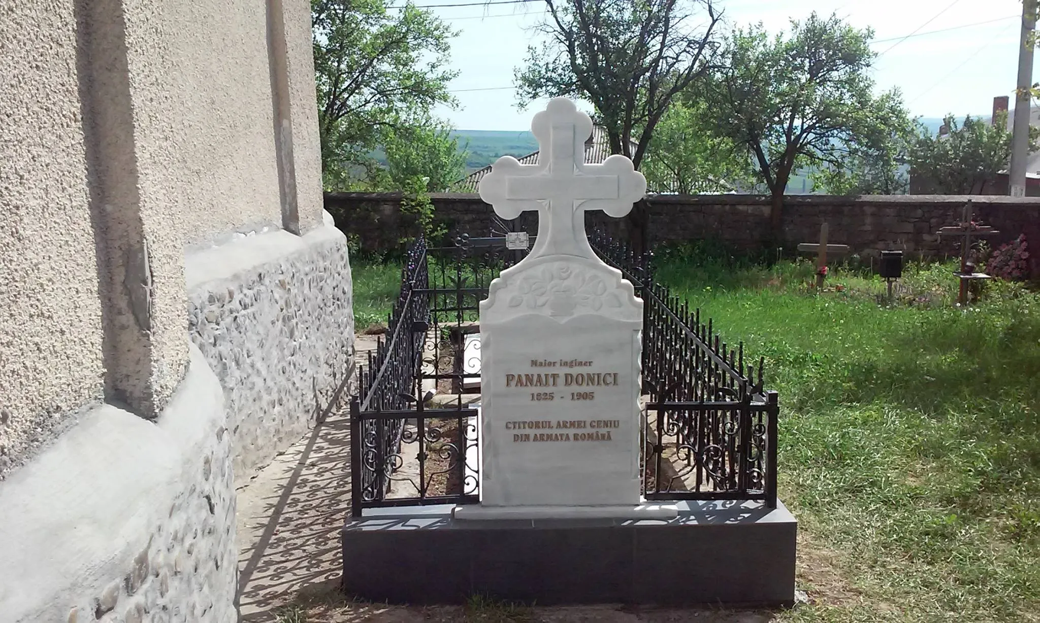 Photo showing: Mormântul lui Panait Donici aflat în curtea bisericii Sf Dumitru din Valea Ursului