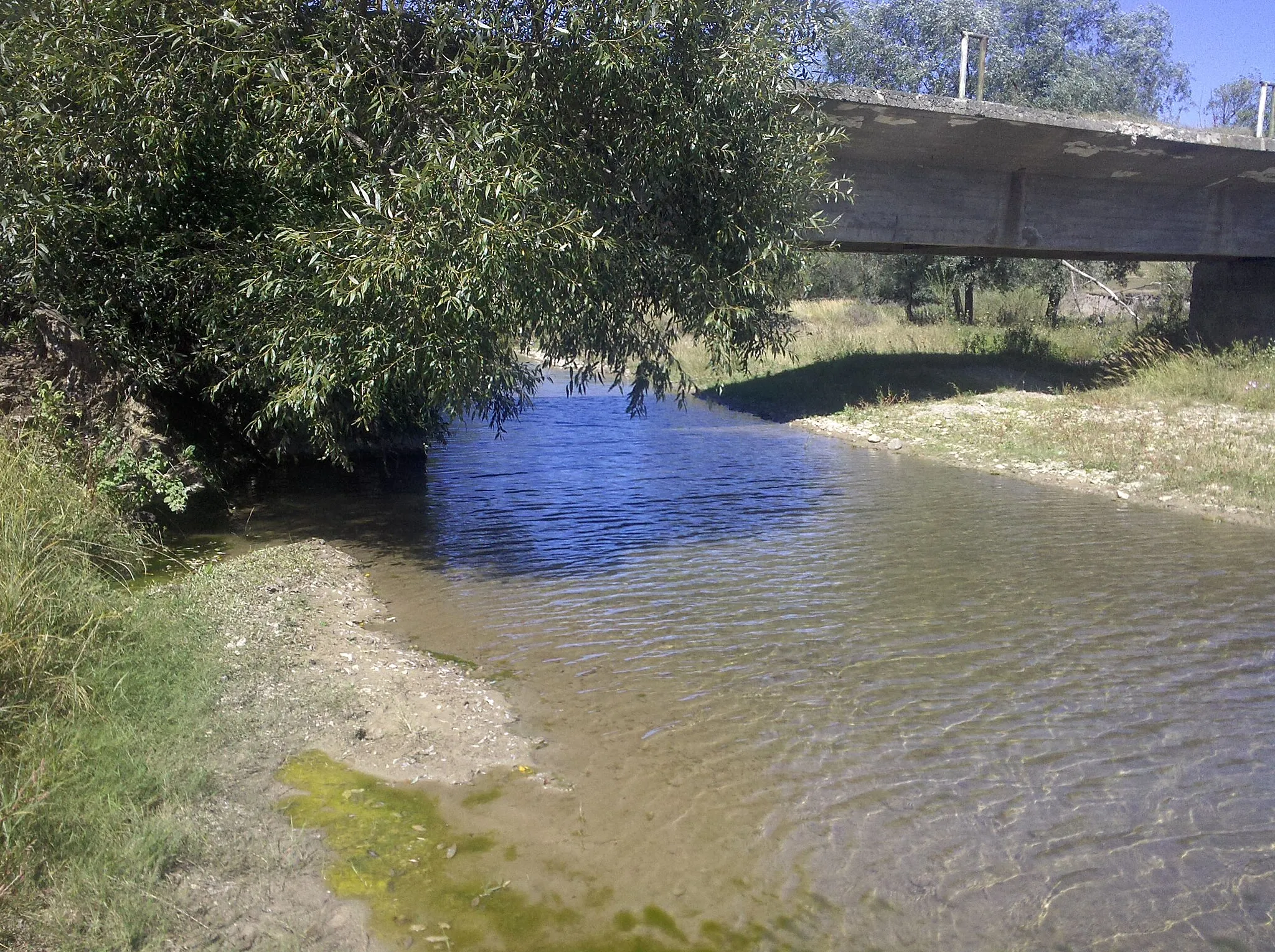 Photo showing: rio Nemţişor cerca del monasterio Cărbuna