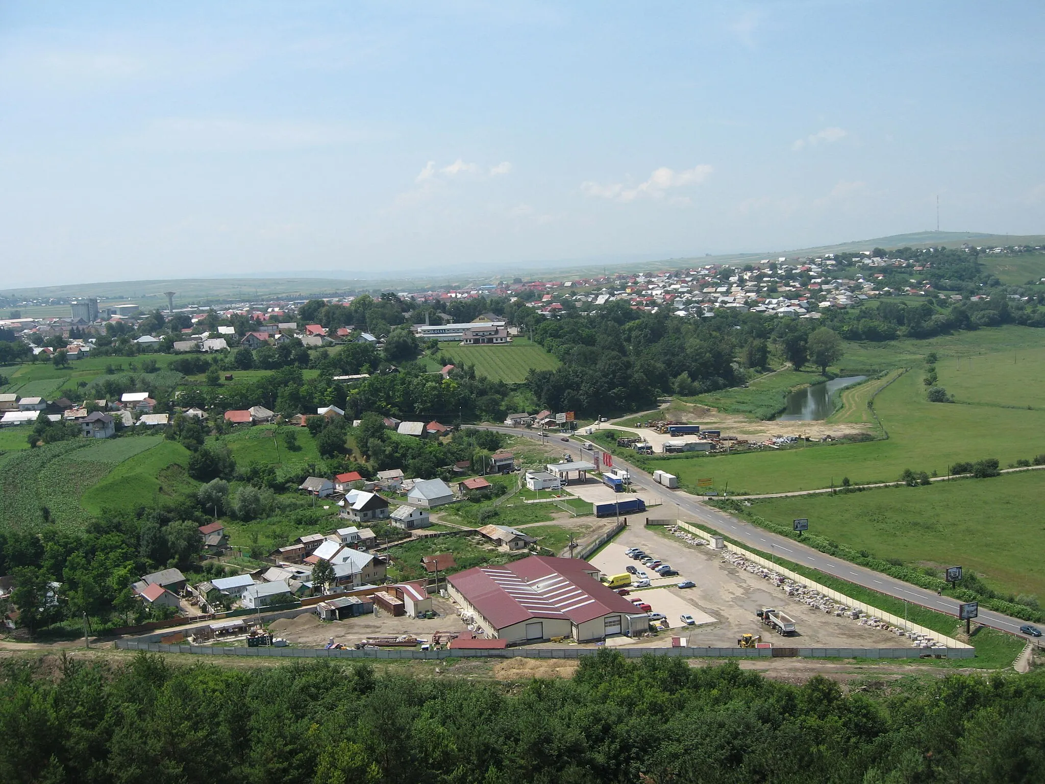 Photo showing: Șcheia Fortress (The Western Fortress of Suceava) – panoramic view of the village of Șcheia, from the fortress plateau.