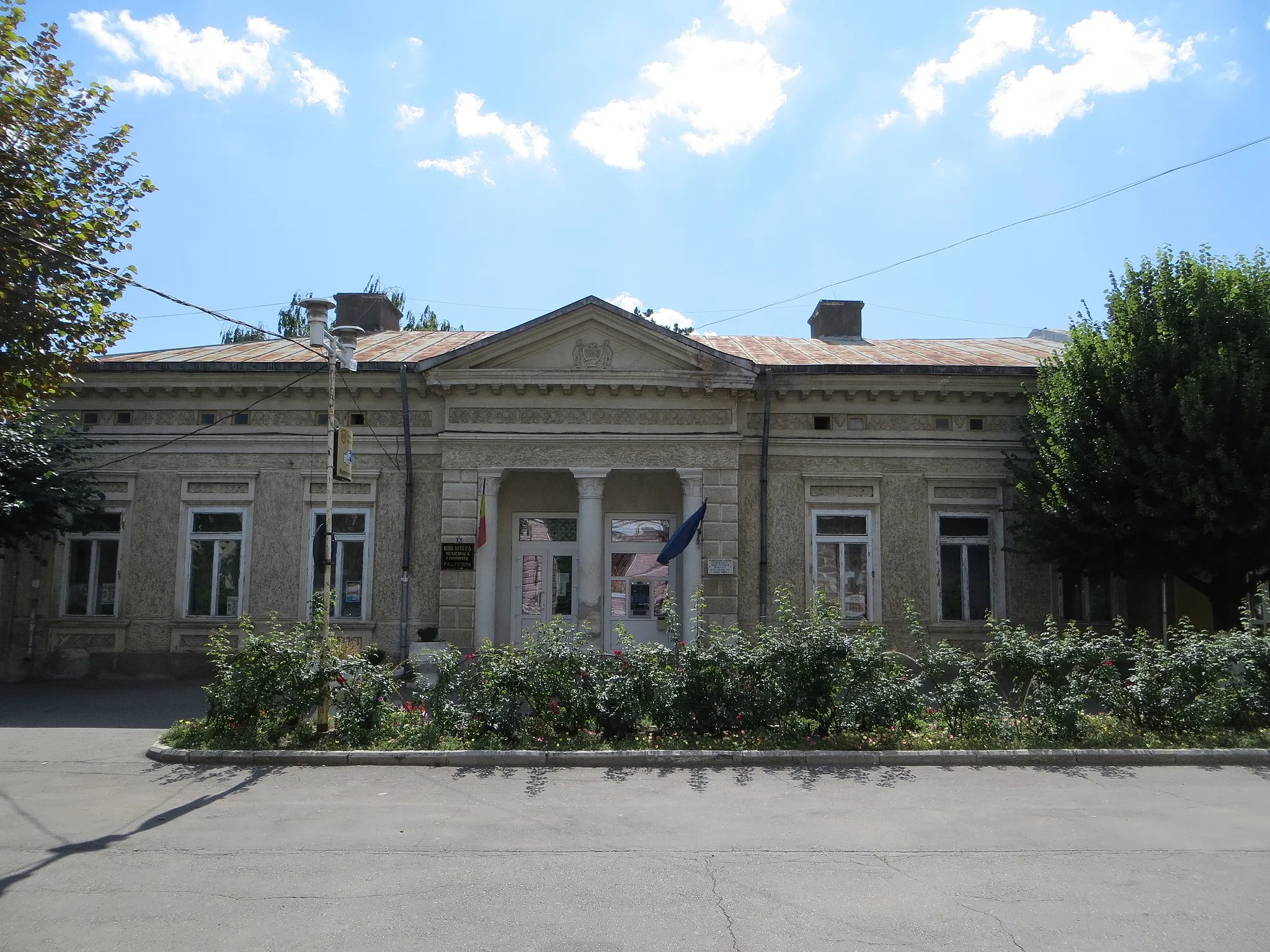 Photo showing: Eugen Lovinescu City Library, Fălticeni, Suceava County, Romania.