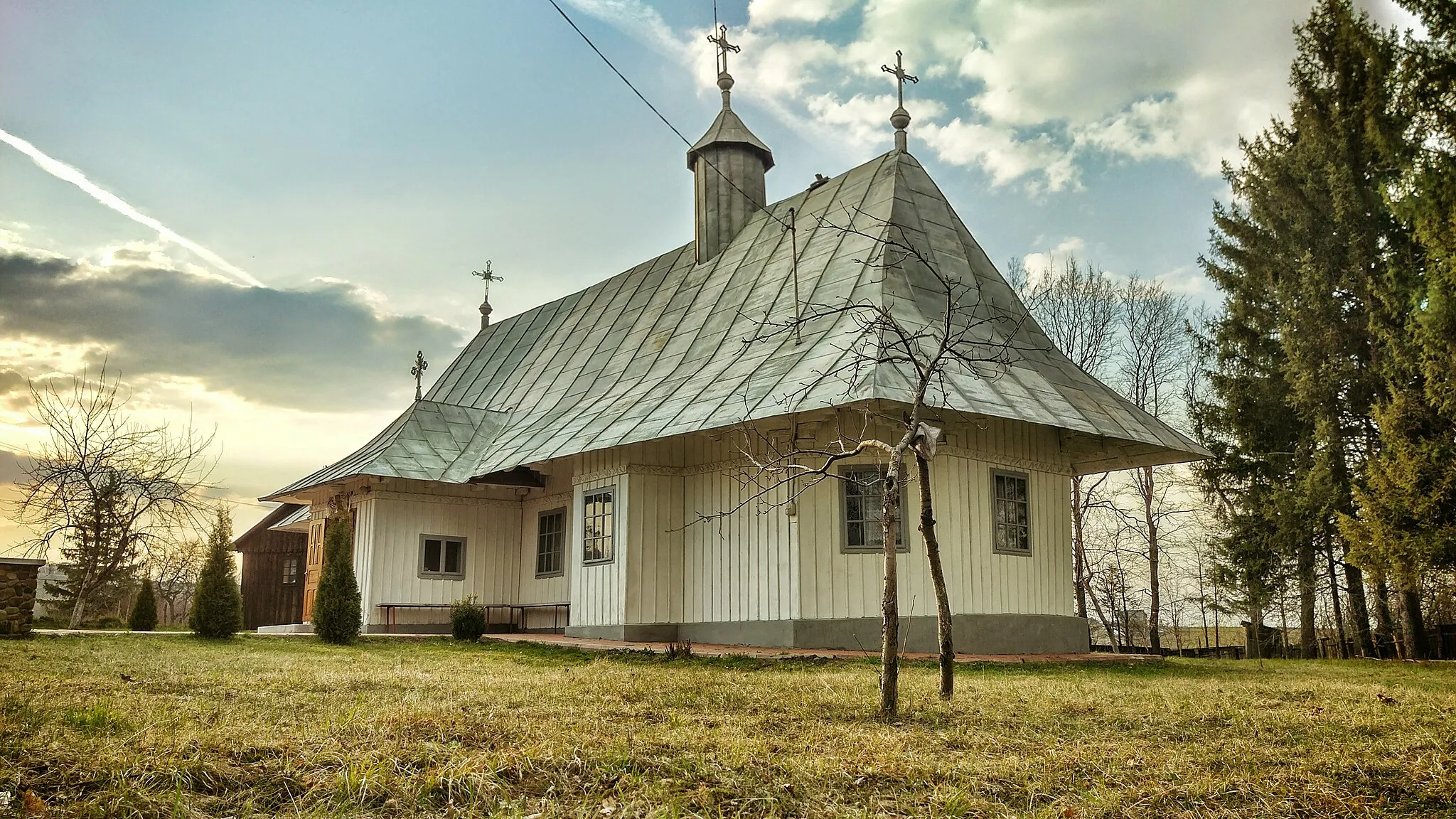 Photo showing: Biserica de Lemn - Biserica "Sf. Dumitru" din Călinești-Enache, județul Suceava - fotografie realizata la apus