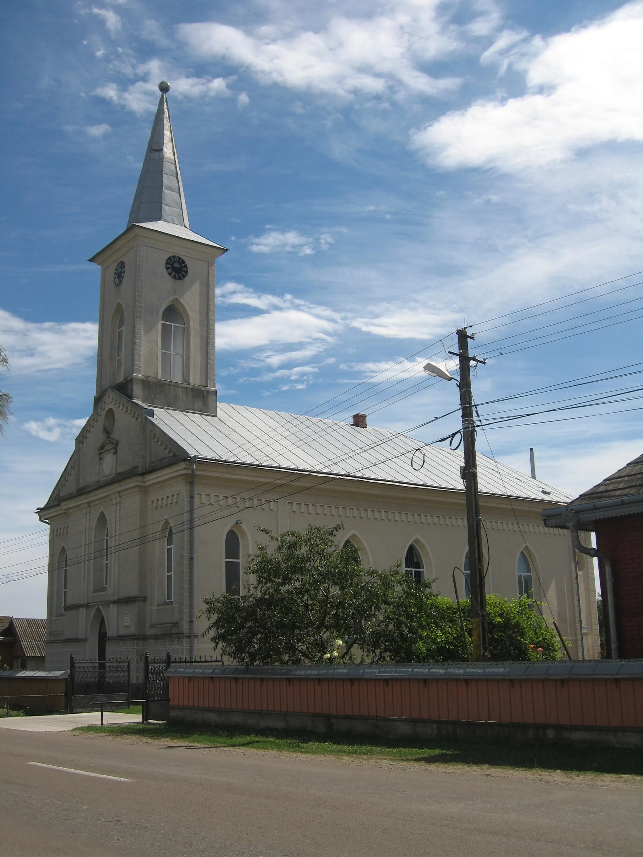 Photo showing: Biserica evanghelica din Fratautii Vechi, Suceava County, astăzi Casa de rugăciune Biserica lui Dumnezeu apostolică