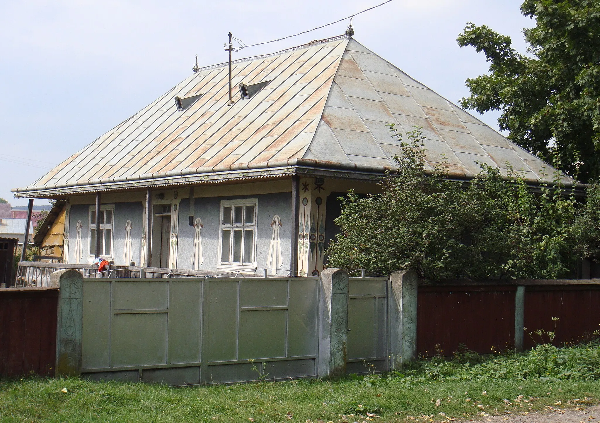Photo showing: Traditional Bukovina country house with solar eclipse motif