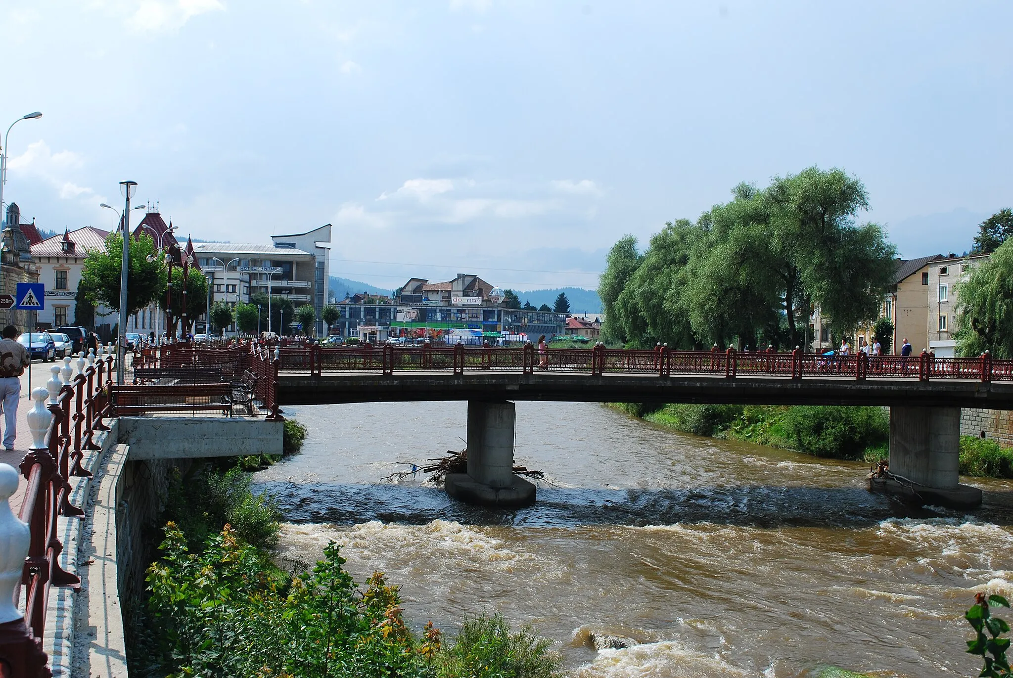 Photo showing: Dorna River in Vatra Dornei, Romania