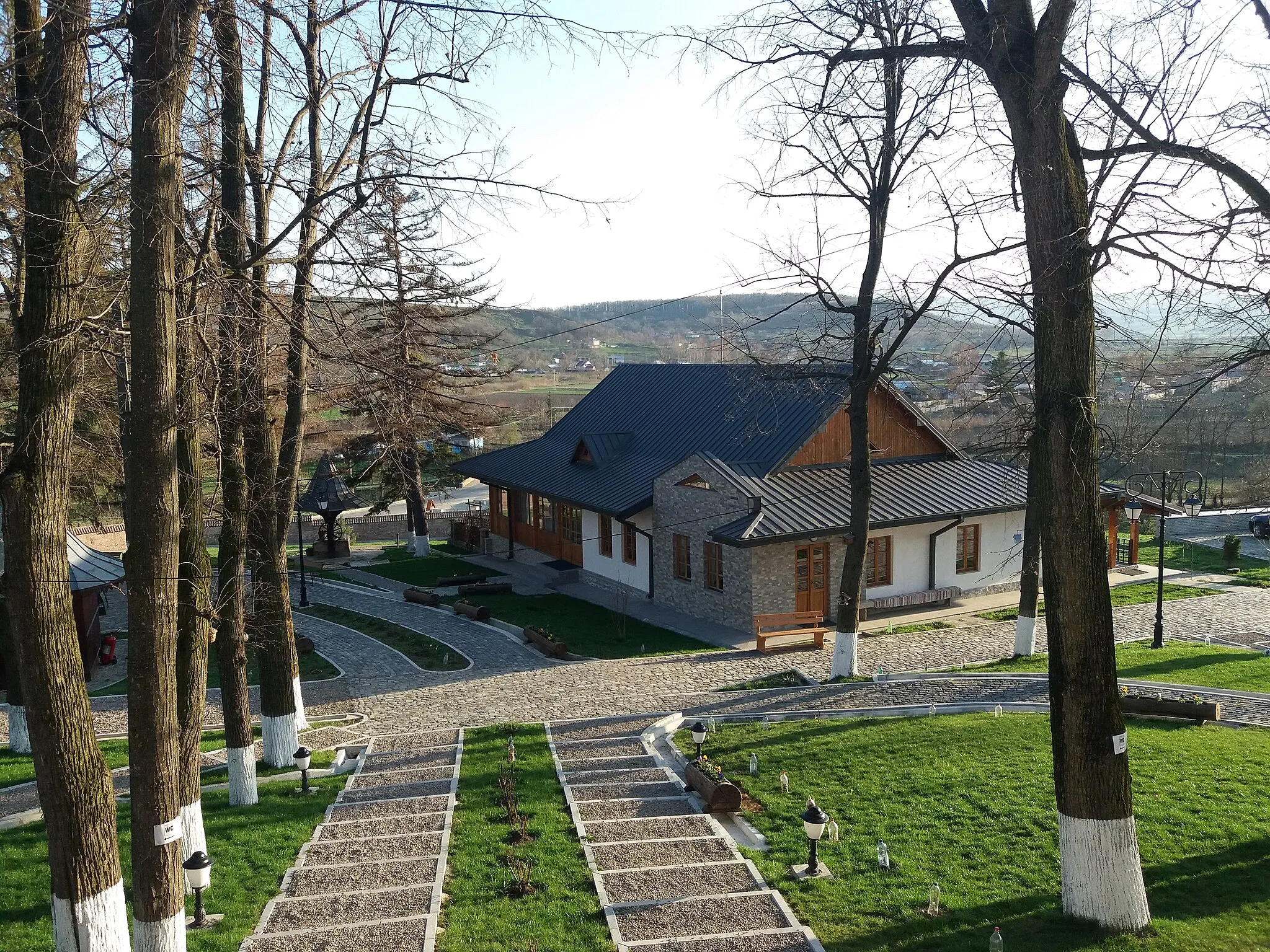 Photo showing: Mănăstirea Coşula este o mănăstire de călugări amplasată în satul Coşula (din judeţul Botoşani), la o distanţă de 20 kilometri sud-est de oraşul Botoşani.