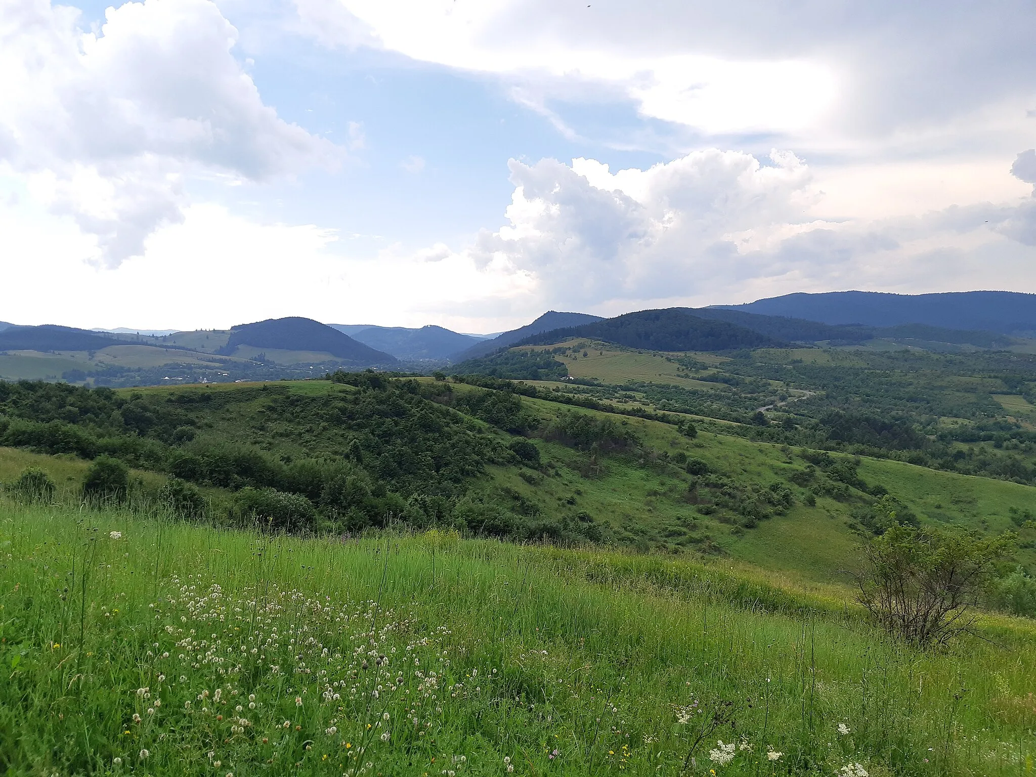 Photo showing: Perspectivă asupra Şeii Crăcăoani de pe Dealul Ghindăului. În ulrimul plan se află Munţii Neamţului.