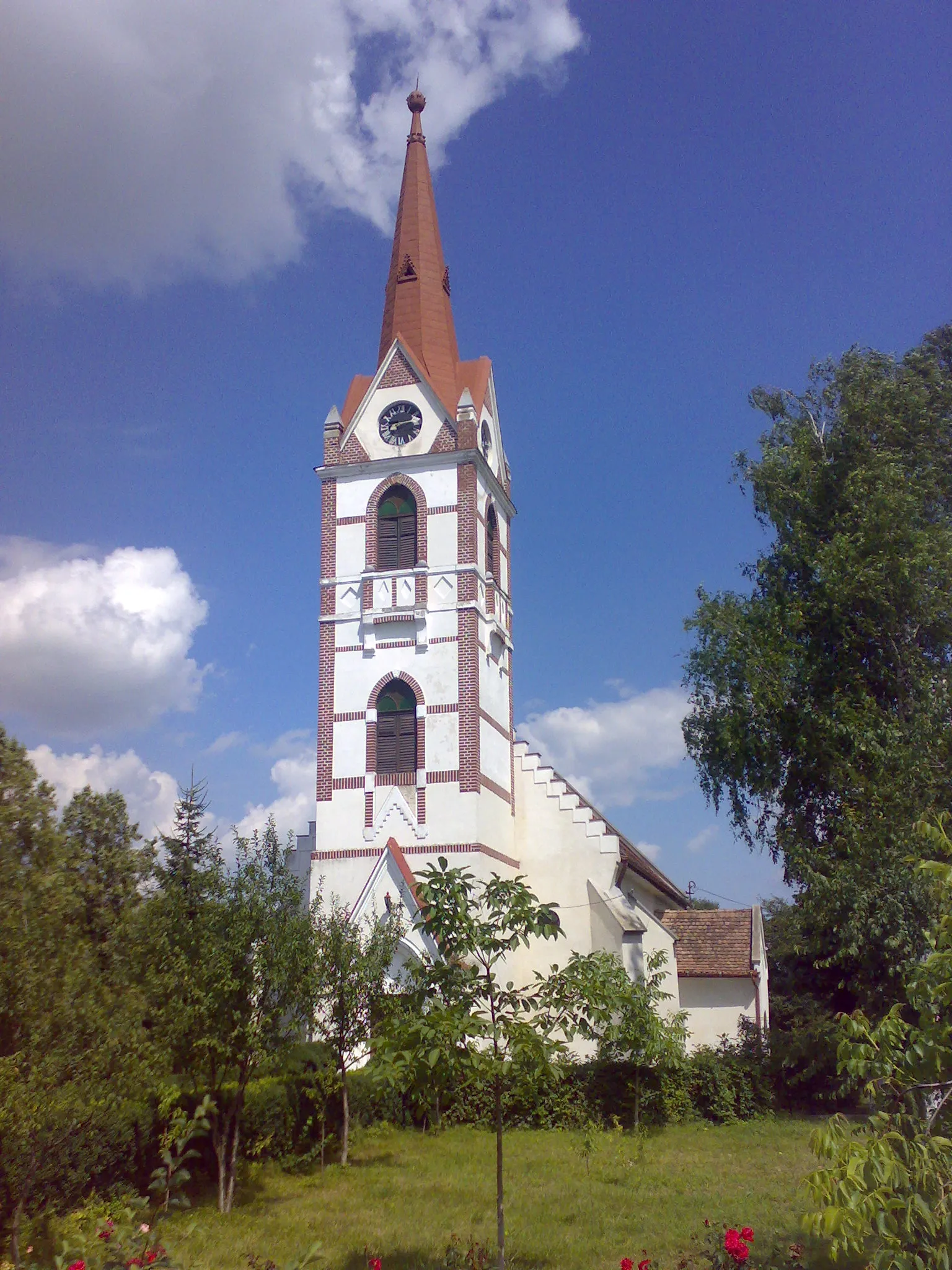 Photo showing: The Reformed church from the garden.