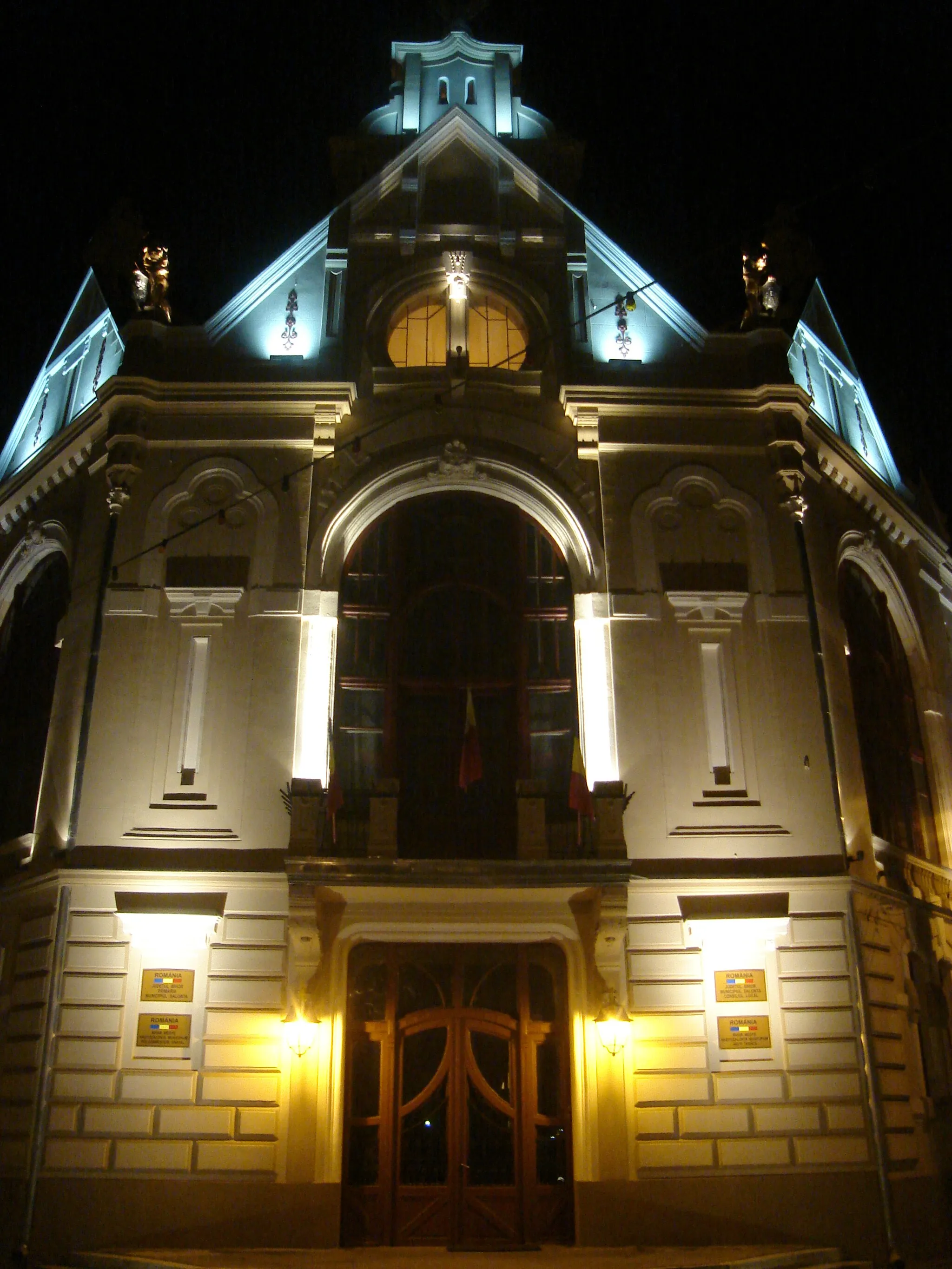 Photo showing: Salonta Town hall (at night)