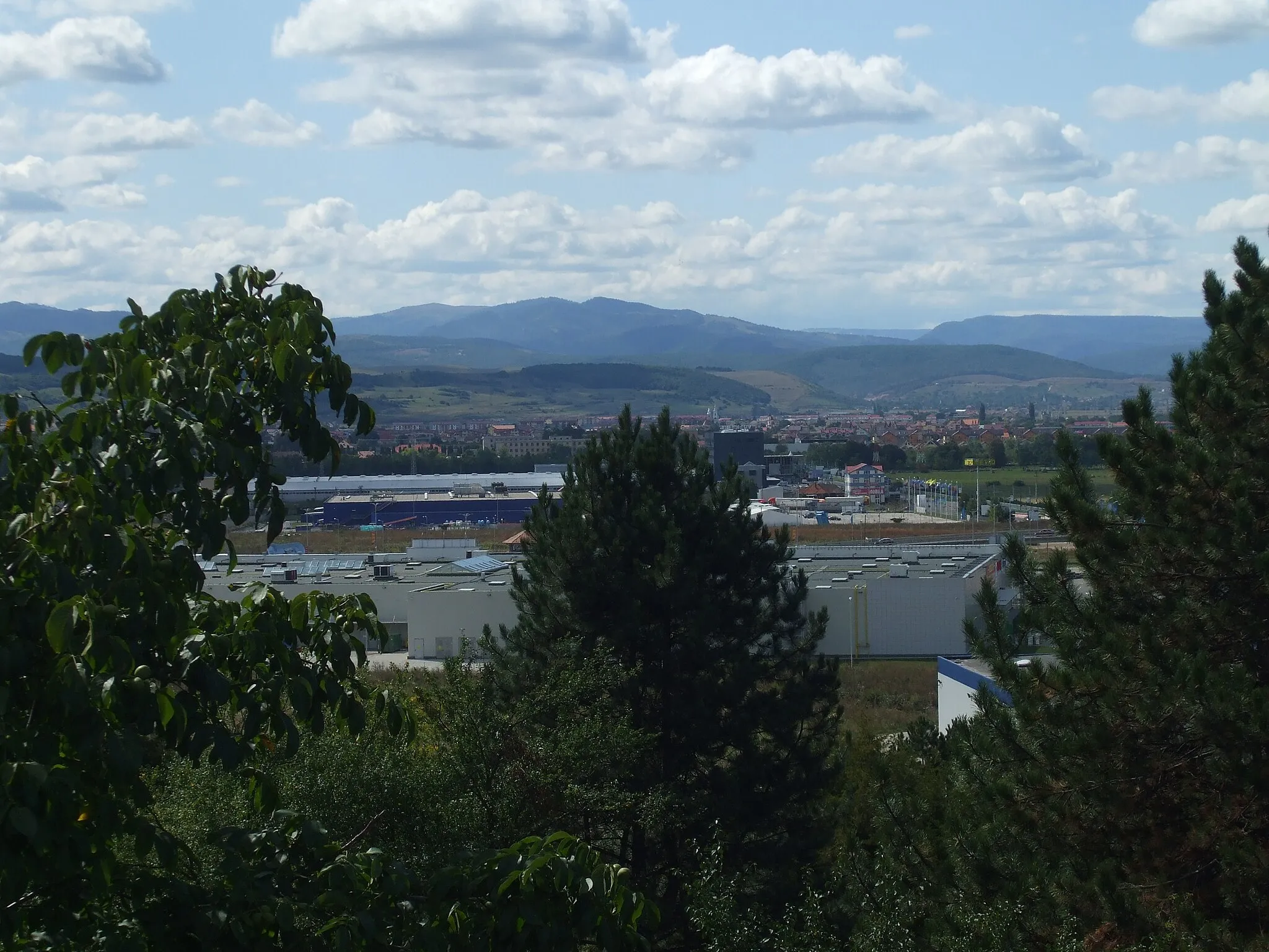 Photo showing: Floresti , Cluj - Panoramă de pe Dealul Colina din Cluj - Napoca . În plan apropiat se văd  marile complexe comerciale Polus si Metro .