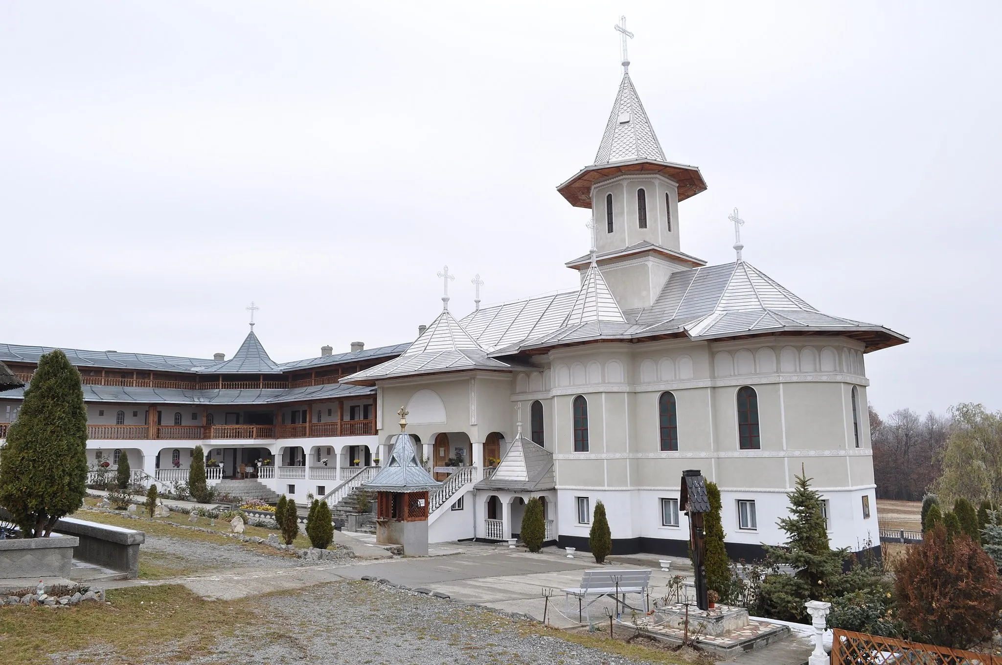 Photo showing: Biserica de lemn "Adormirea Maicii Domnului" a mănăstirii Bic, strămutată din satul Stâna