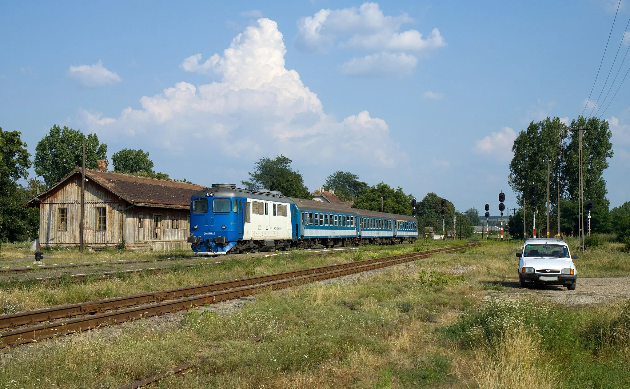 Photo showing: CFR Class 60 (constructed by Sulzer) meets a Dacia at Săcueni Bihor, Romania