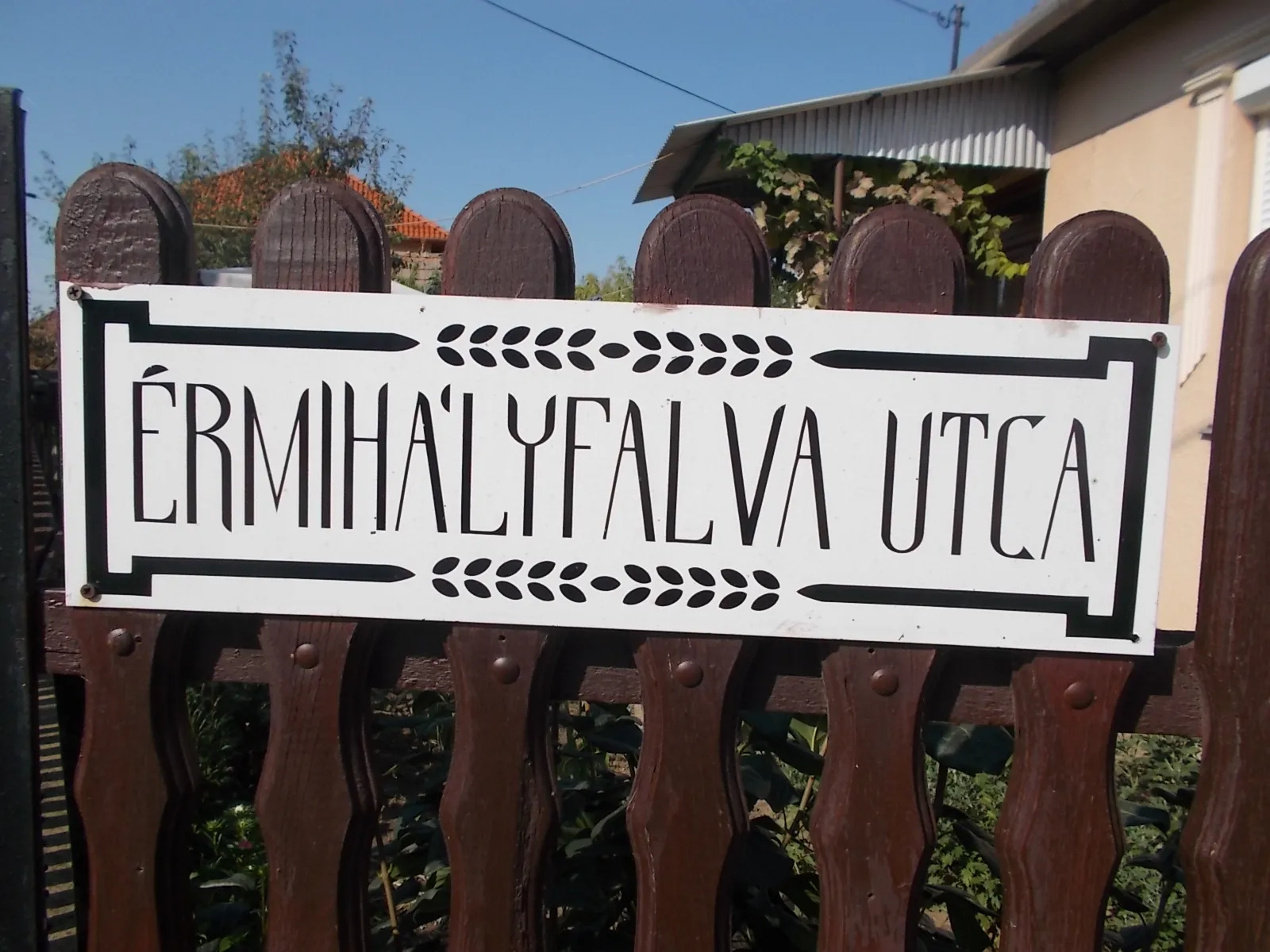 Photo showing: : Street sign (Érmihályfalva is 'Valea lui Mihai' town in Romania )- Érmihályfalva  Street, Hajdúnánás, Hajdú-Bihar County, Hungary.