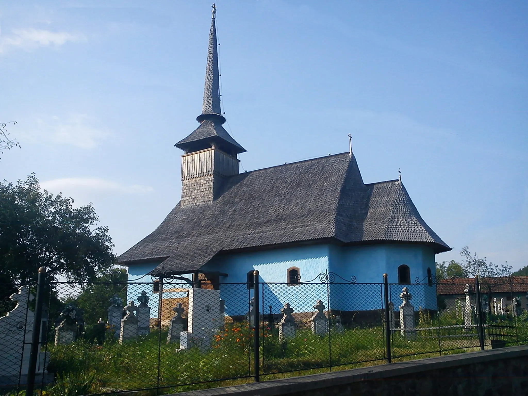 Photo showing: Biserica de lemn, realizata in sec. XVIII in satul Fânaţe, comuna Câmpani, jud. Bihor, Romania
Biserica inca mai pastreaza pictura de interior originala, aceasta fiind intr-o stare destul de precara.