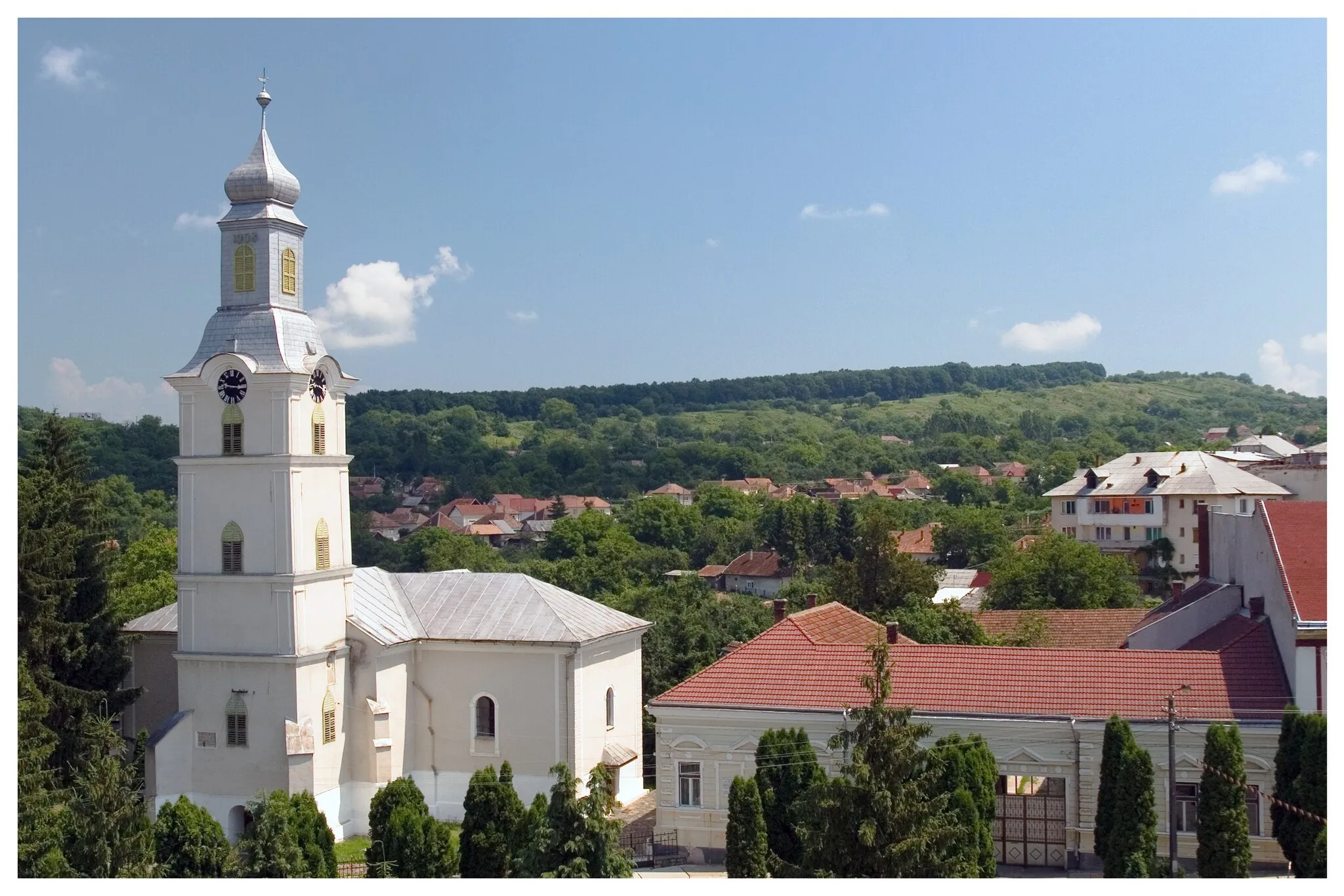 Photo showing: Probably members of two families, Miklós Drágffy and his wife, and Eufémia Jakcs or their son, Bertalan, later voivod of Transylvania bulit the church somwhere in the middle of the second half of the 15th century. Governor Drágffy János (1525-26) was an important patron of the church: he made some changes on the church in 1519, and had a lombard-patterned renaissance sedile made for it in 1522.
In 1614, due to the generosity of Prépostváry Zsigmond and his wife Széchy Katalin, the rules os the market-town then, the tower at the western facade is bulit, as shown by the escutcheoned memorial tablet on its southern wall.

The medieval nave is enlarged in 1801, and then 1905, eith square side-aisles and the interiour gets a classicist proportions.