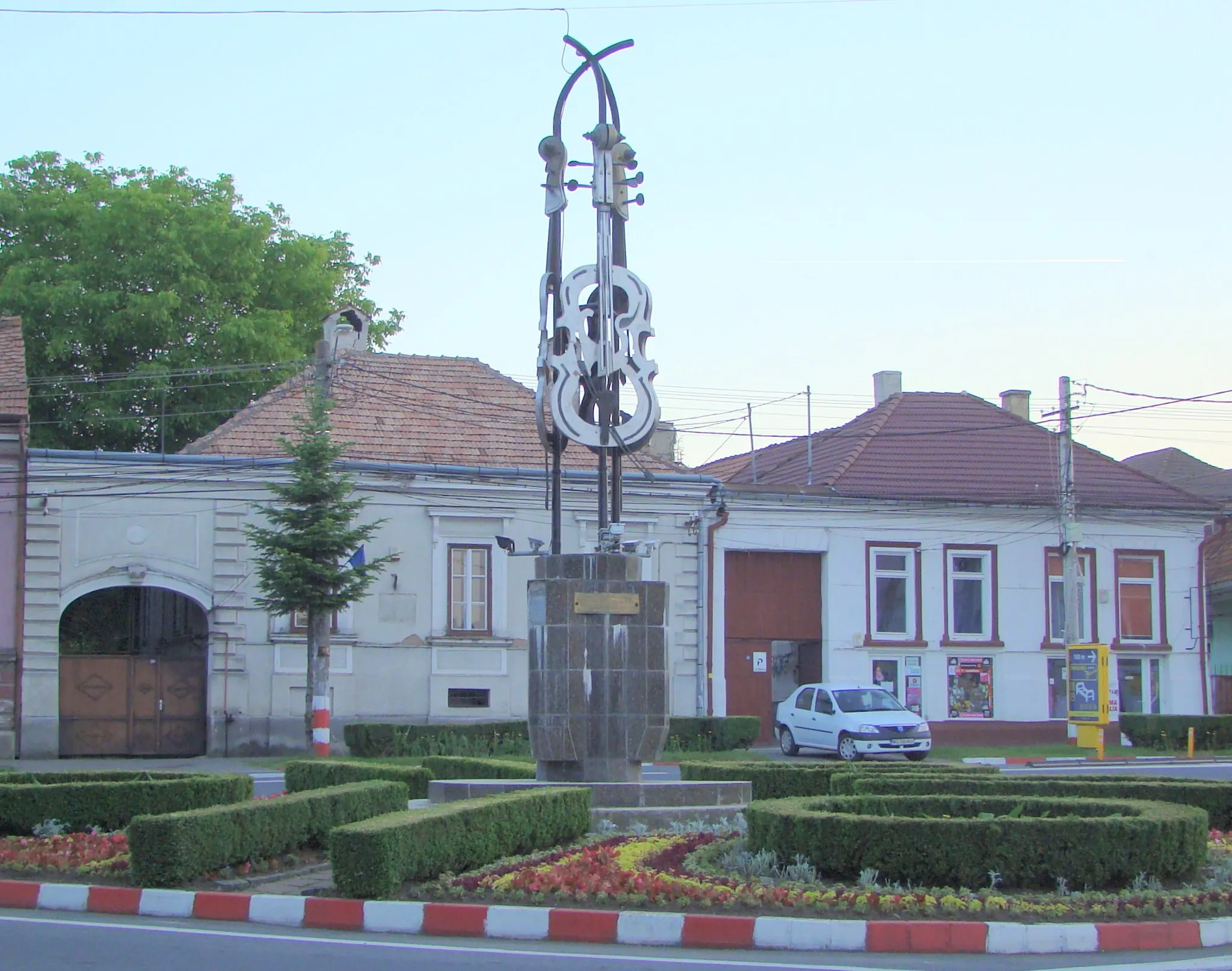 Photo showing: Monumentul maiștrilor care confecționează viori  din Reghin