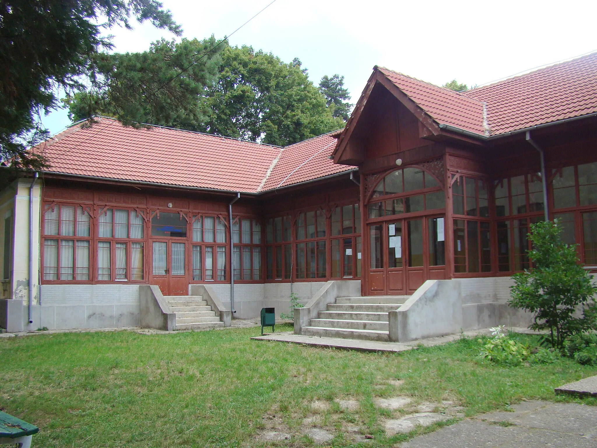 Photo showing: Seminarul Teologic Ortodox "Neagoe Vodă", azi Liceul Agricol "C. Dobrescu Argeș"