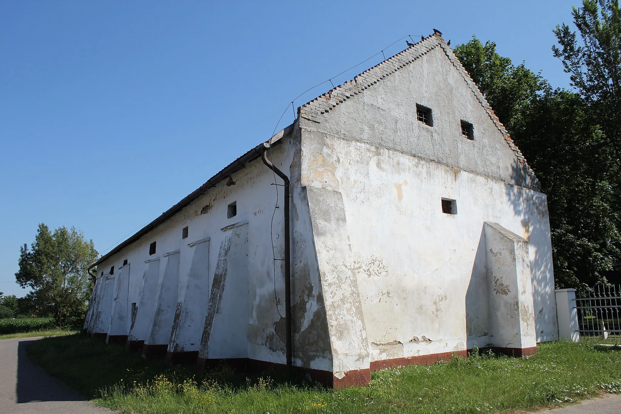 Photo showing: Bocskai-várkastély és magtár. Bocskai várkastély, ma múzeum és könyvtár, 15-16. sz.-i eredetű, barokk, 1751-1785. Bővítve késő klasszicista stílusban 1850-ben és romantikus stílusban 1870-ben. 5364. - Hajdú-Bihar megye, Nagykereki, Bocskai tér 1.