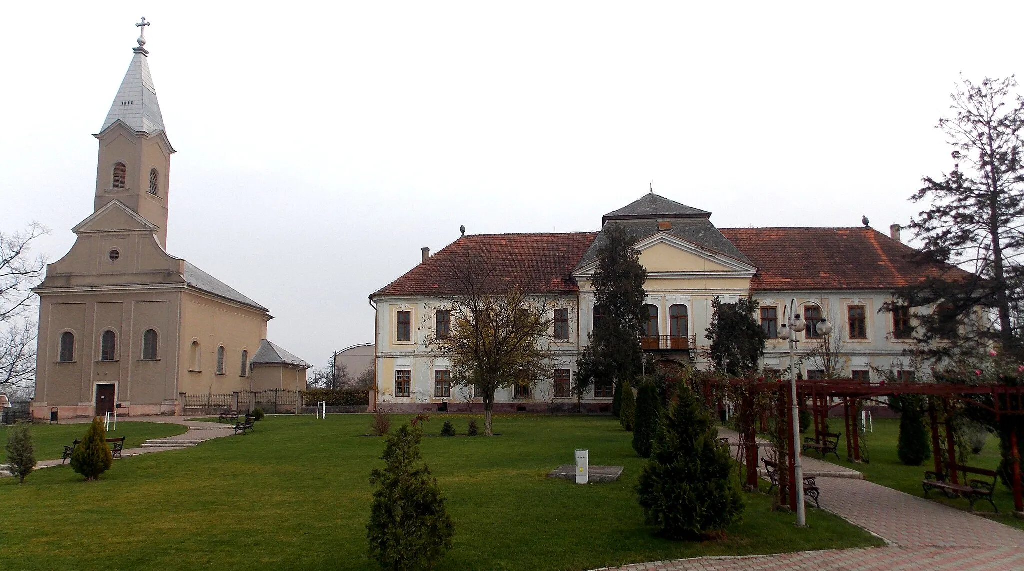 Photo showing: Castle and Church - Sinmartin, Romania