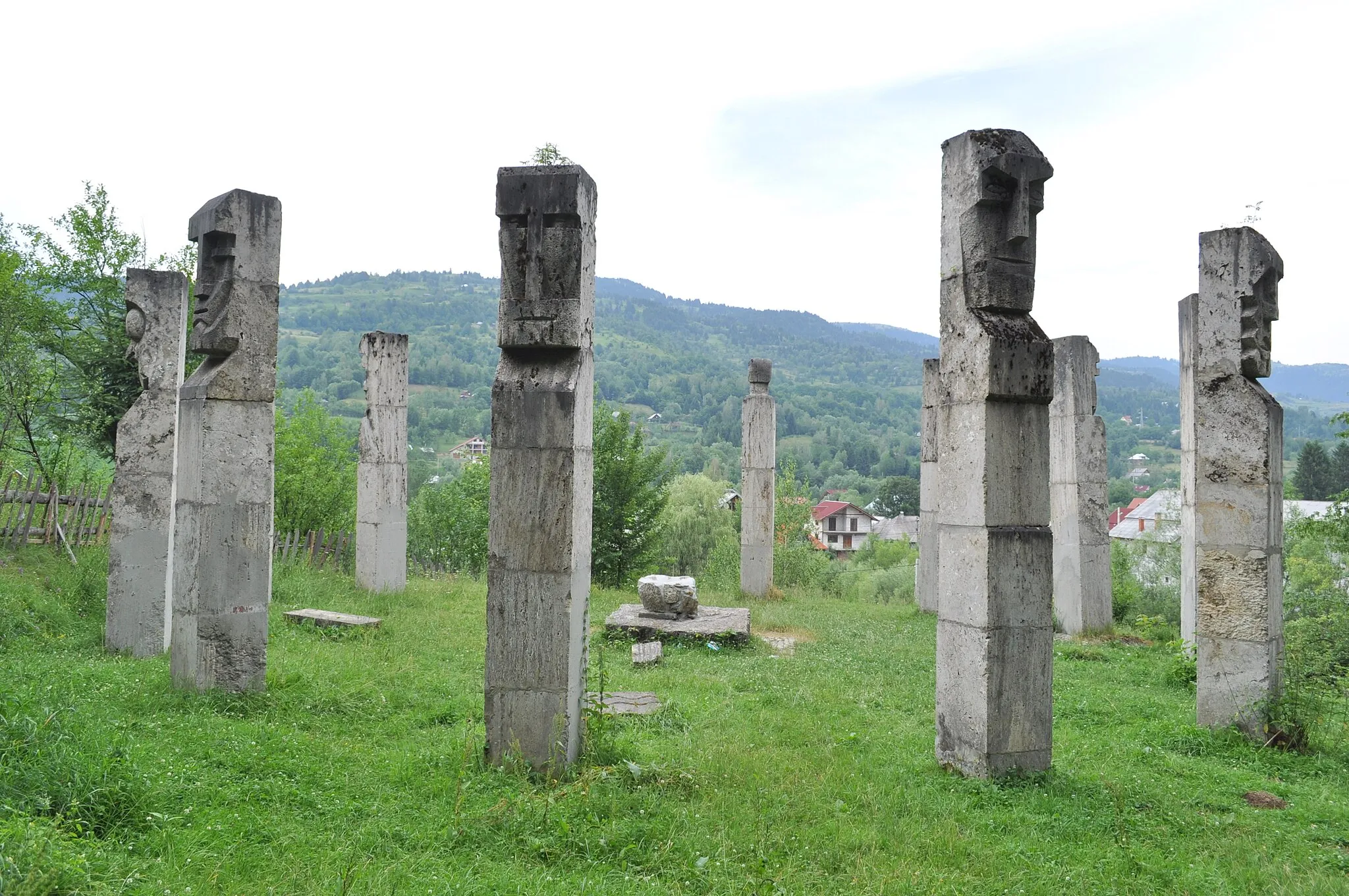 Photo showing: Monumentul martirilor români de la Moisei